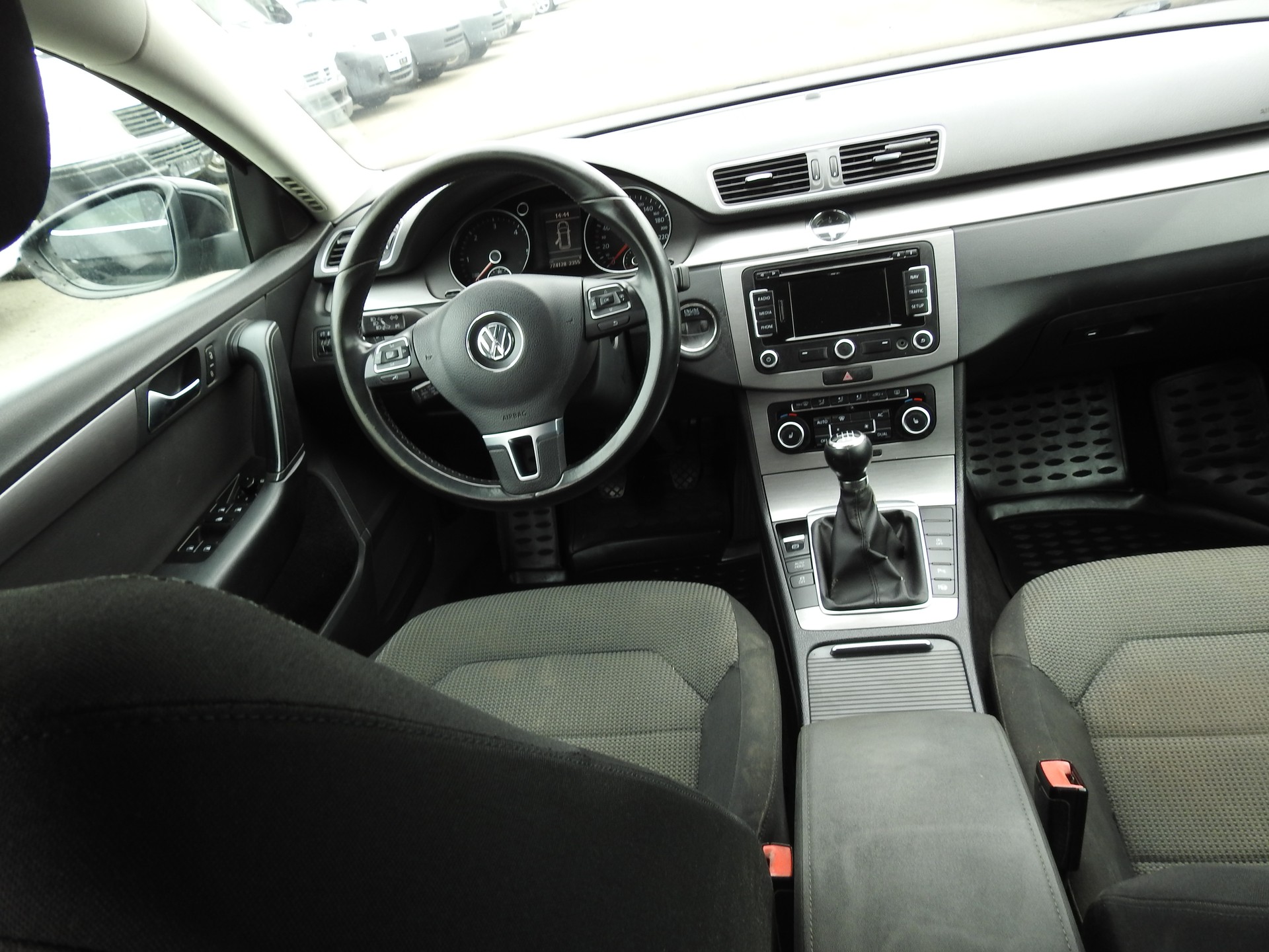 VW Passat Variant 2.0 TDI BMT Trendline-image-18