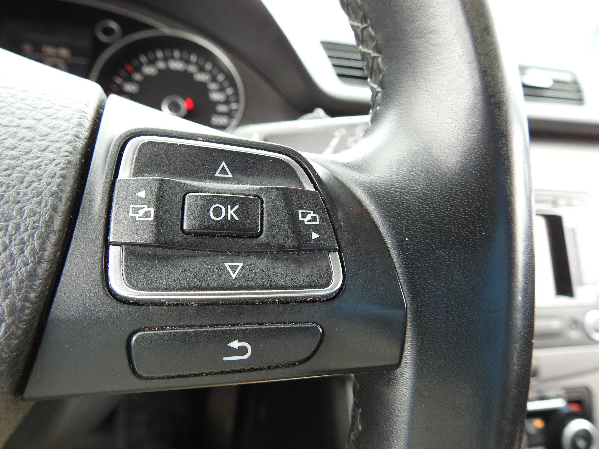 VW Passat Variant 2.0 TDI BMT Trendline-image-24