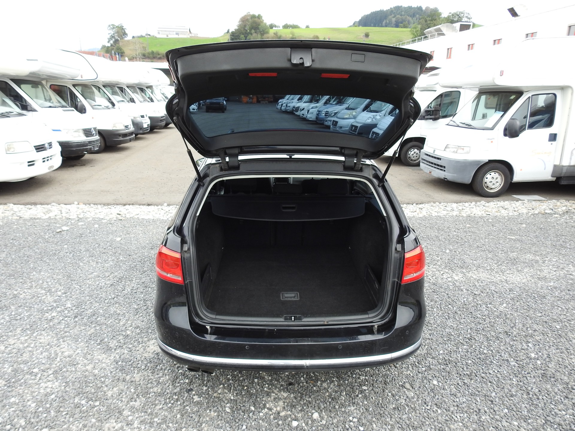 VW Passat Variant 2.0 TDI BMT Trendline-image-9