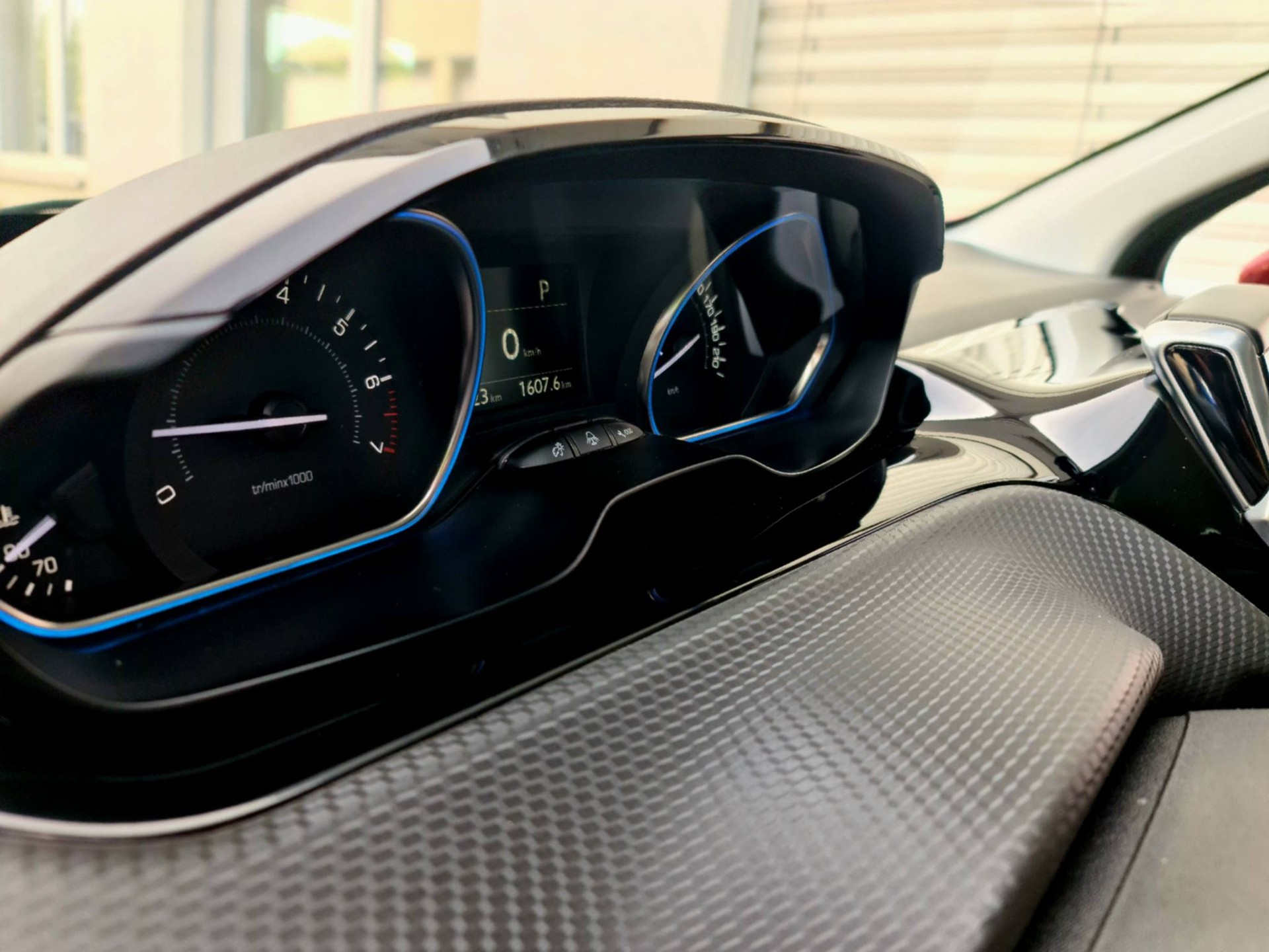 PEUGEOT 2008 1.2 PureTech Active EAT6-image-16