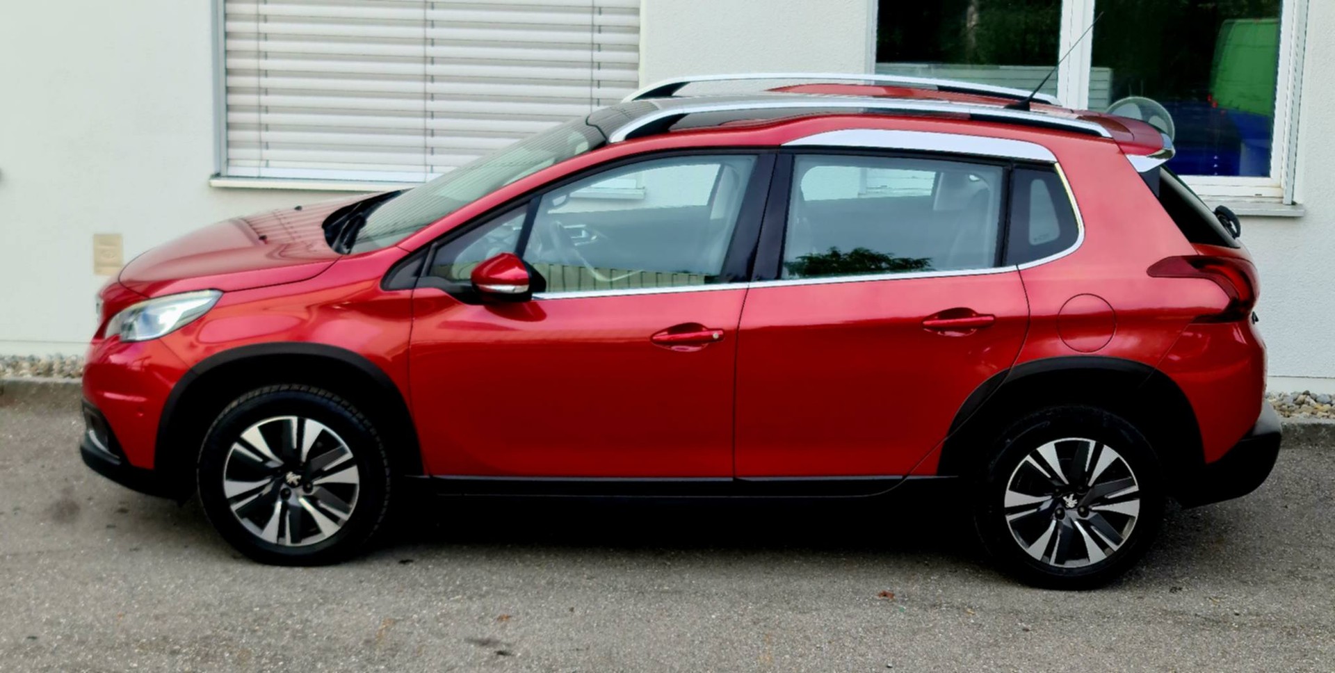 PEUGEOT 2008 1.2 PureTech Active EAT6-image-6