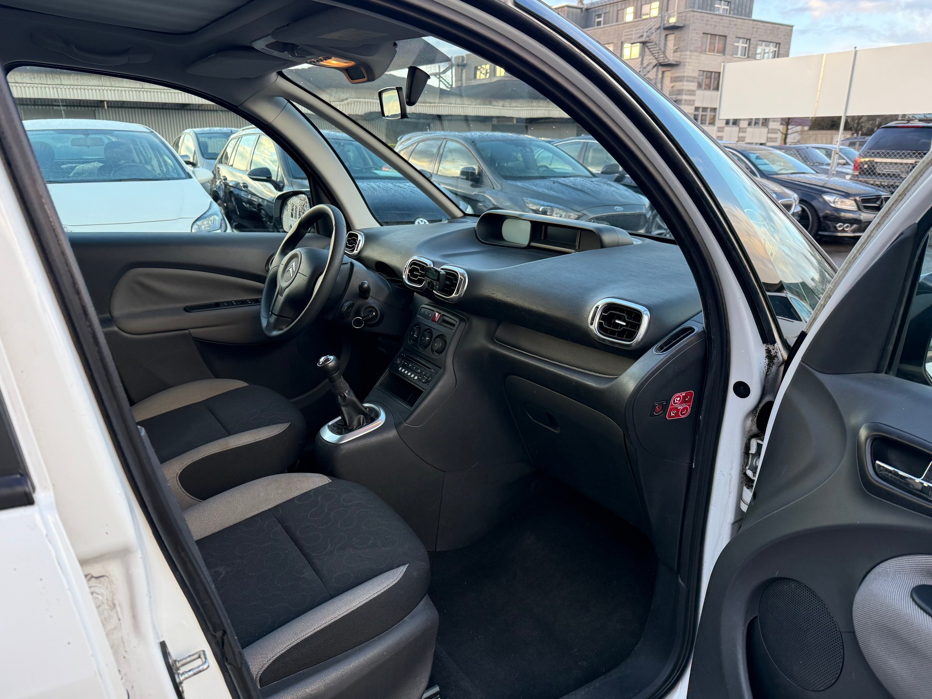 CITROEN C3 Picasso 1.6i 16V Chic (SX) / Frisch ab MFK / 1.Hand / Klimaanlage / PDC-image-6
