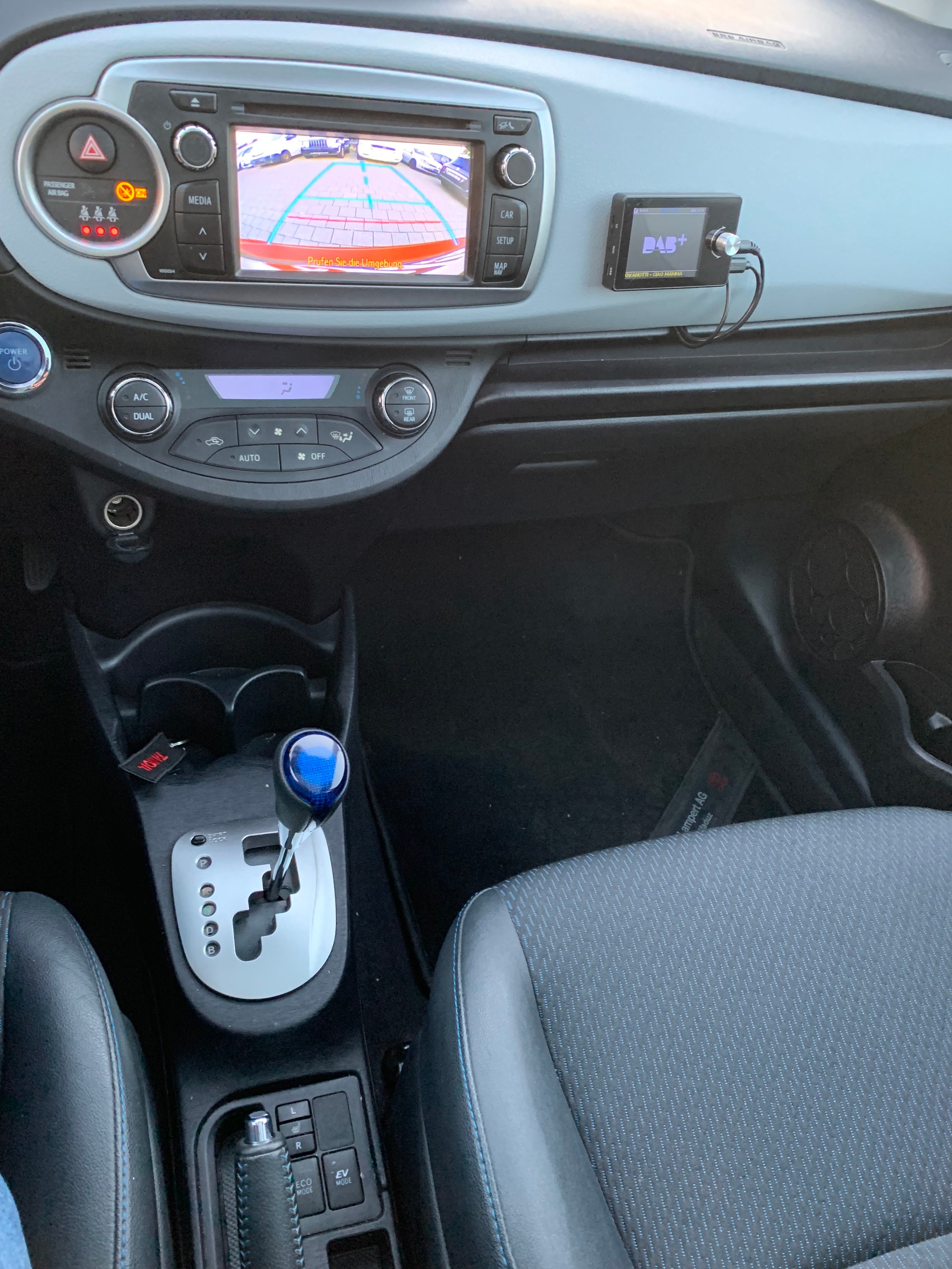 TOYOTA Yaris 1.5 VVT-i Hybrid Sol Premium CVT-image-9