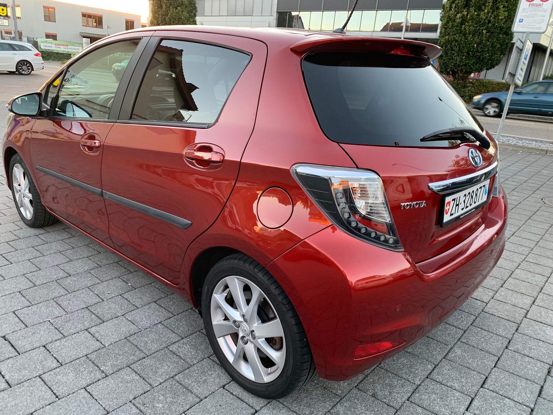 TOYOTA Yaris 1.5 VVT-i Hybrid Sol Premium CVT-image-3