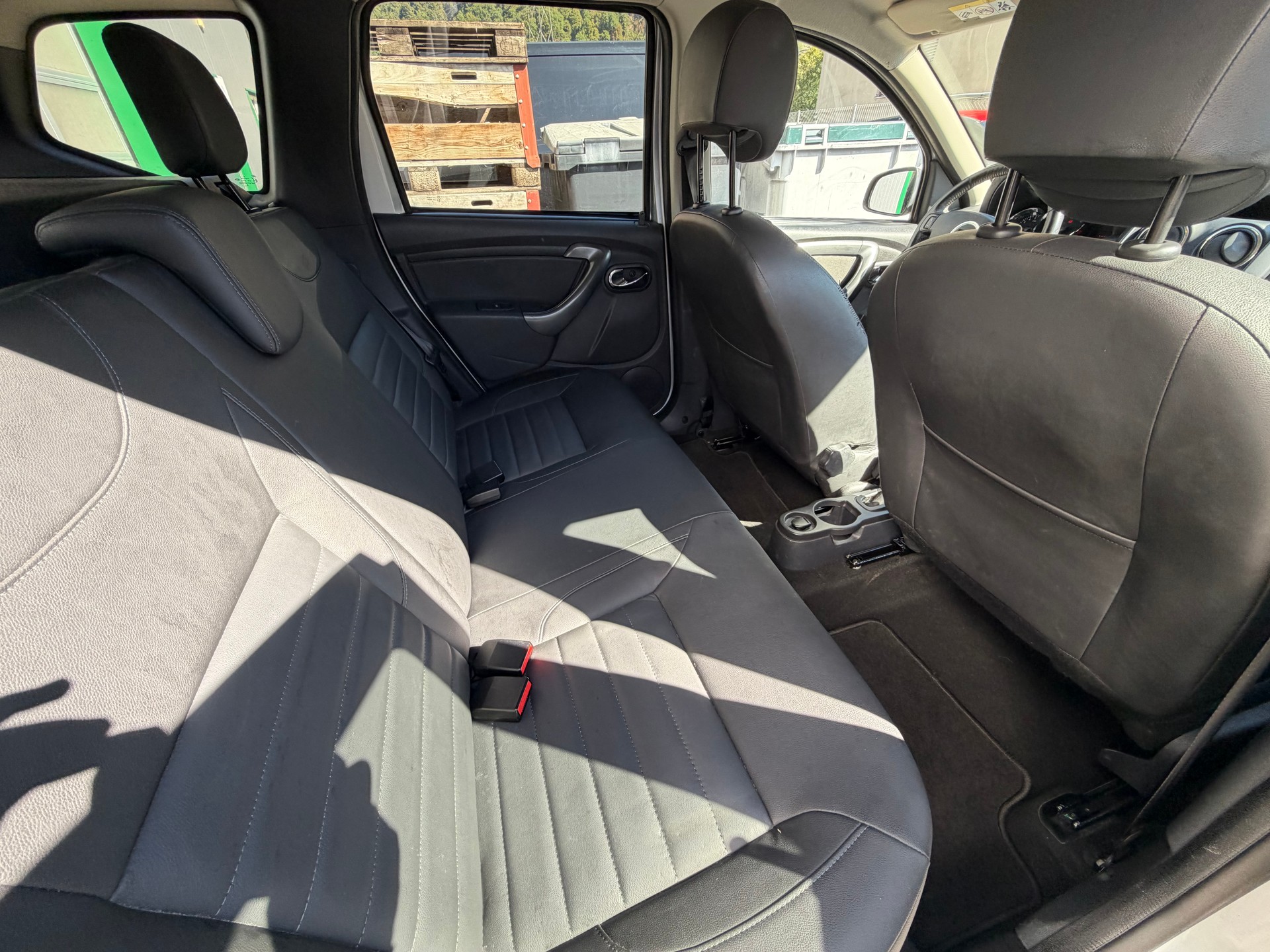 DACIA Duster 1.2 T Urban Explorer 4x4-image-9