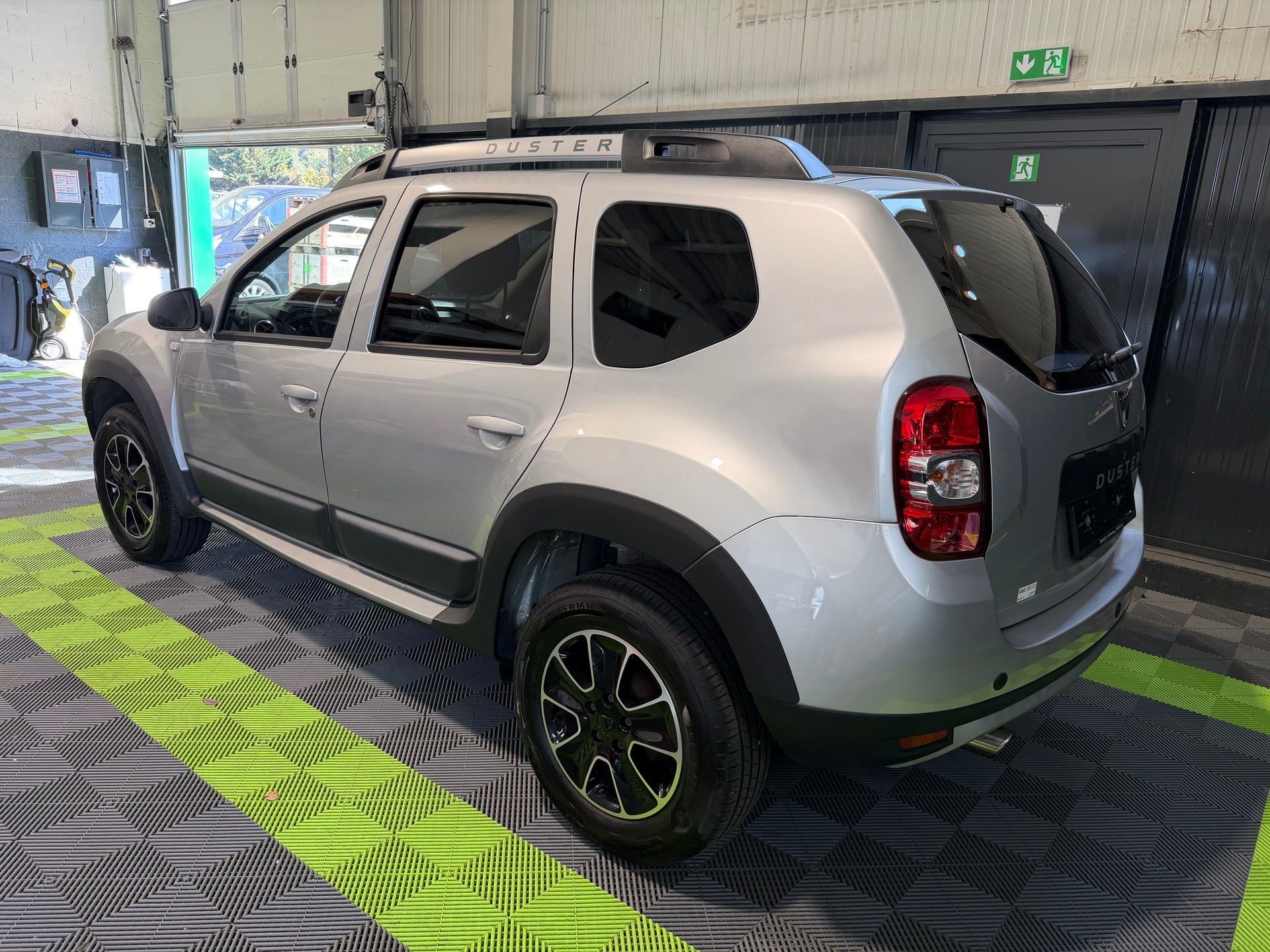 DACIA Duster 1.2 T Urban Explorer 4x4-image-7