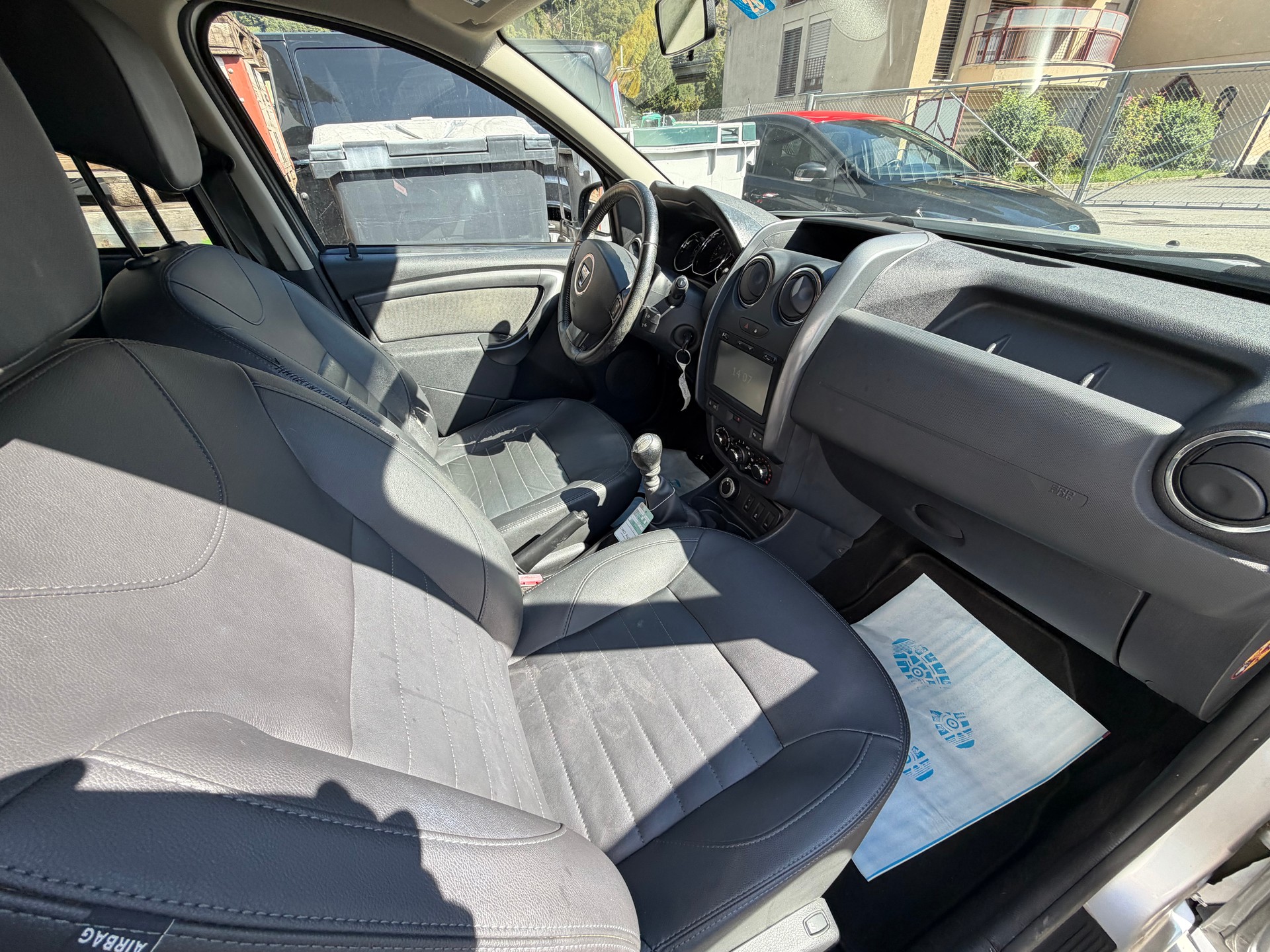 DACIA Duster 1.2 T Urban Explorer 4x4-image-10
