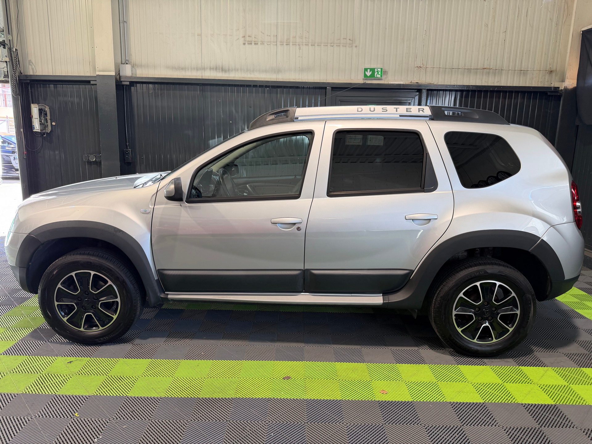 DACIA Duster 1.2 T Urban Explorer 4x4-image-2