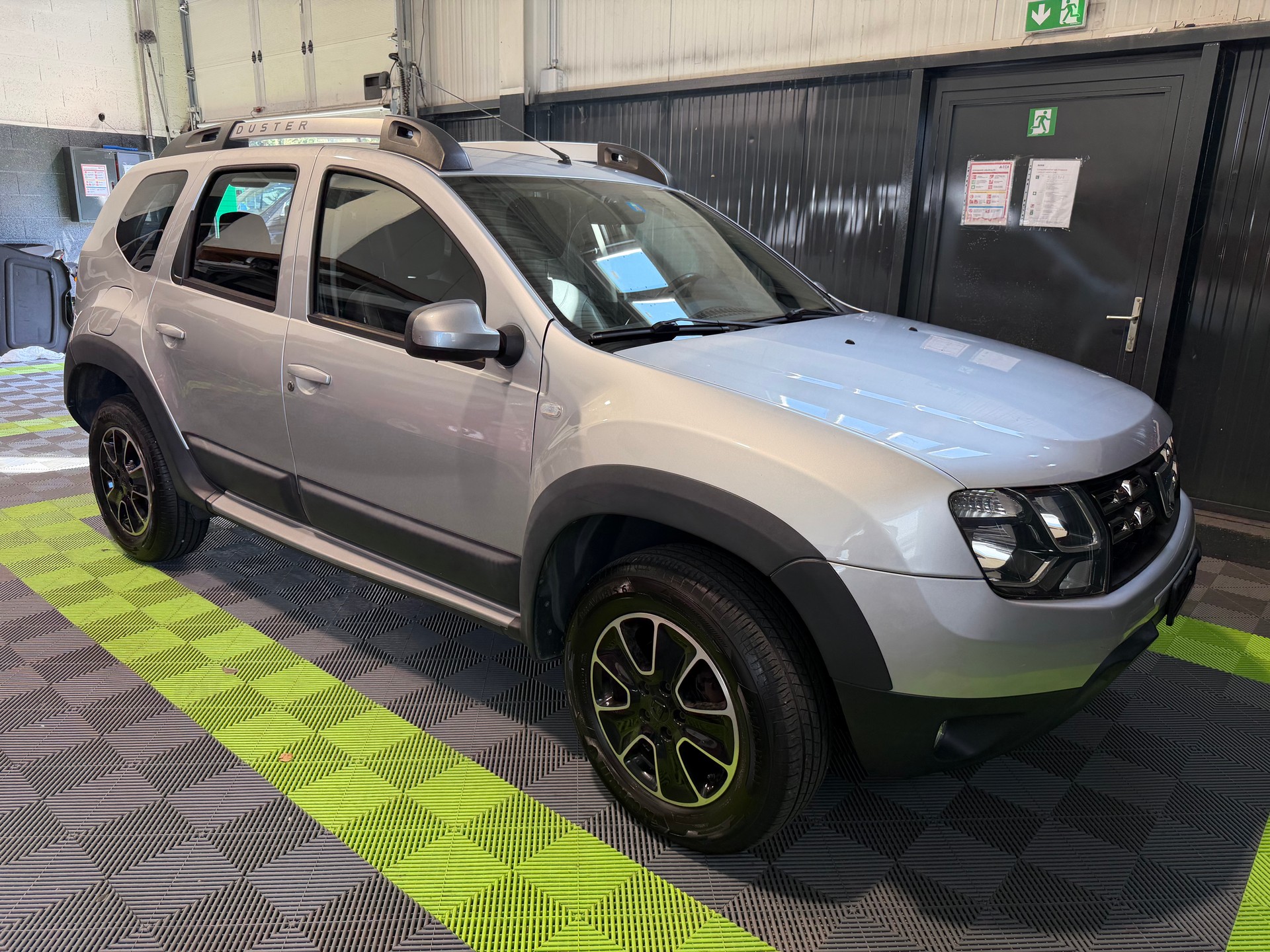 DACIA Duster 1.2 T Urban Explorer 4x4-image-3