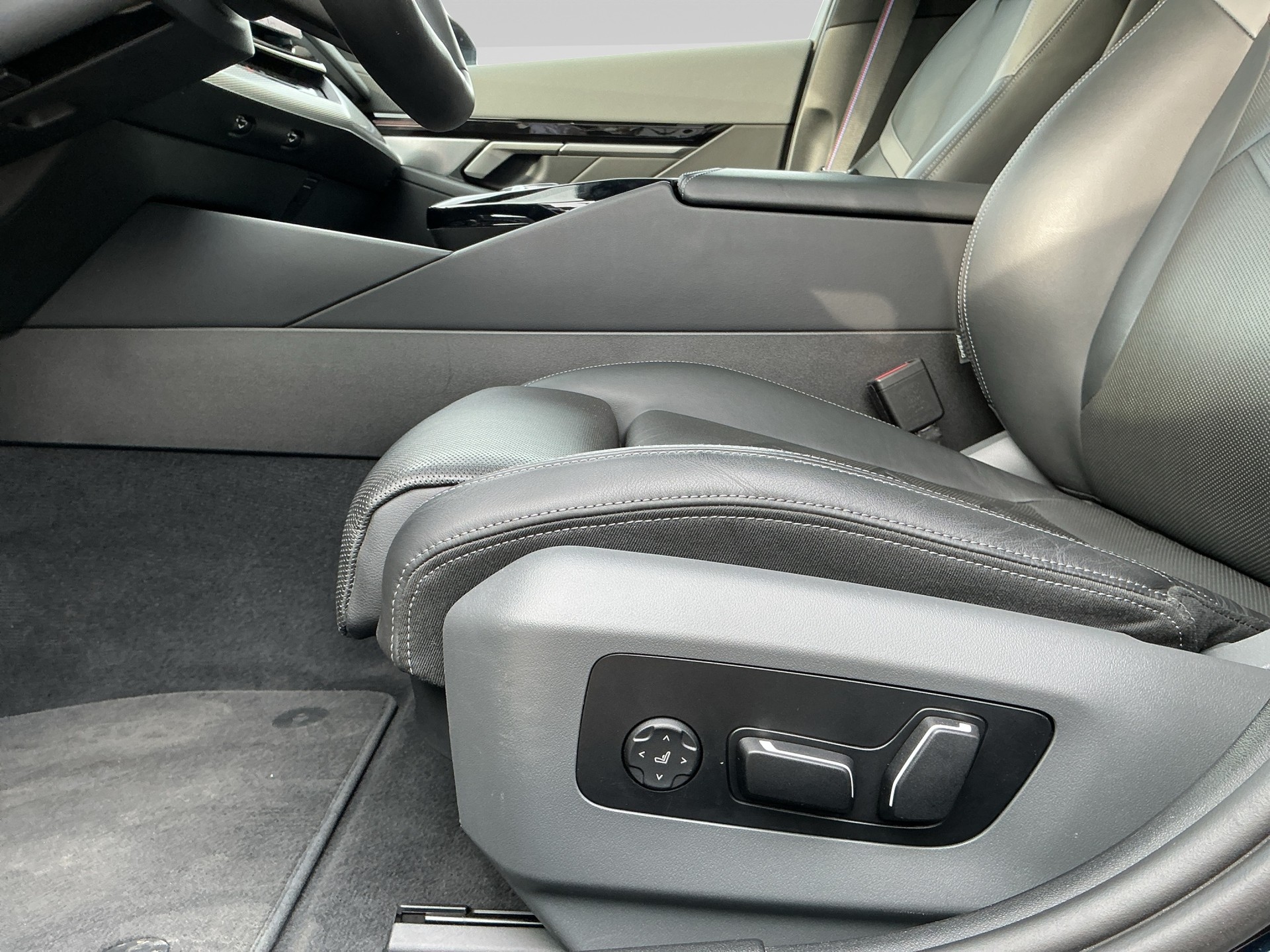 BMW 520d sDrive 48V Touring M Sport Pro Steptronic-image-8