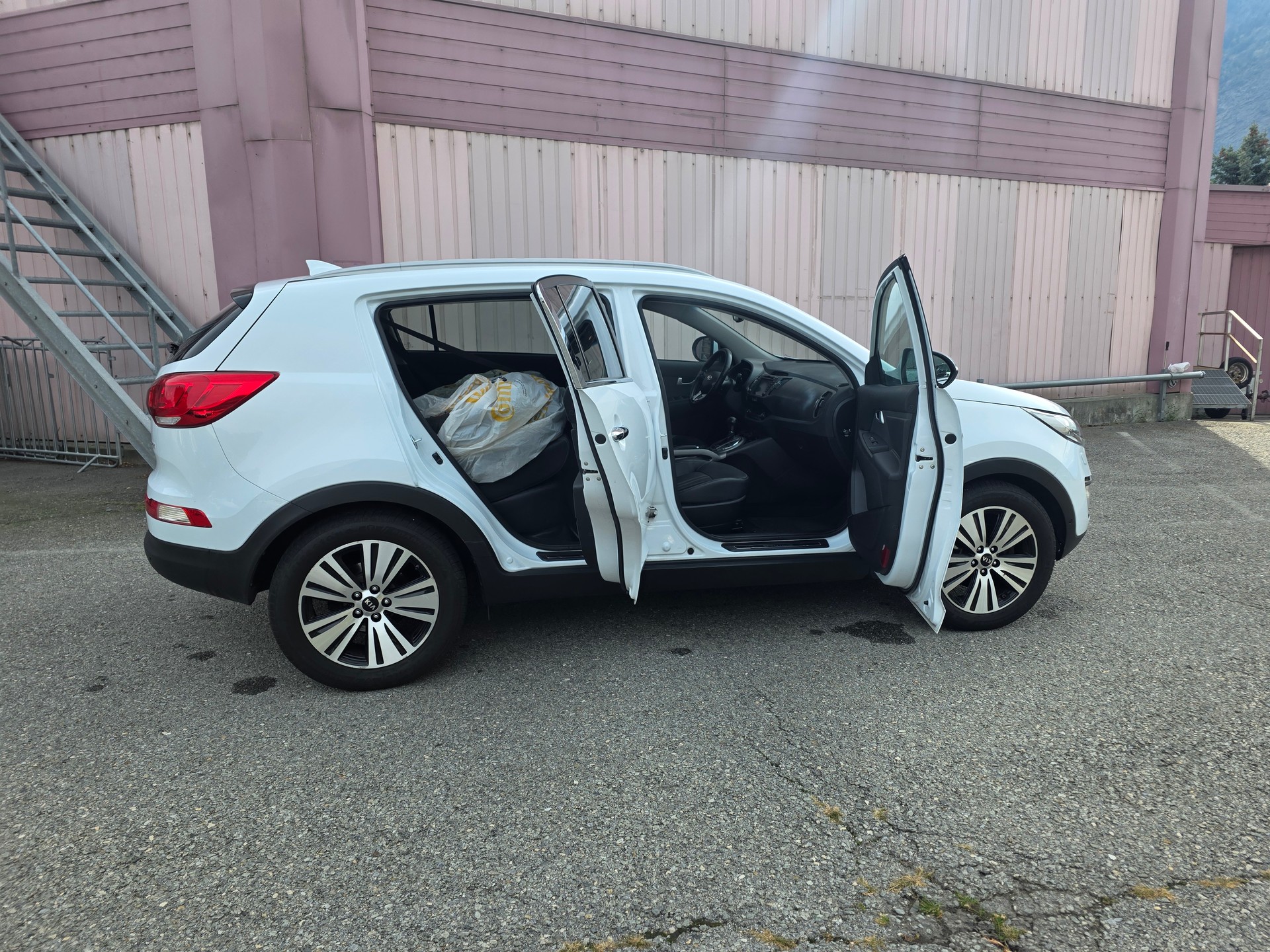 KIA Sportage 2.0 CRDi Style 4WD Automatic-image-9