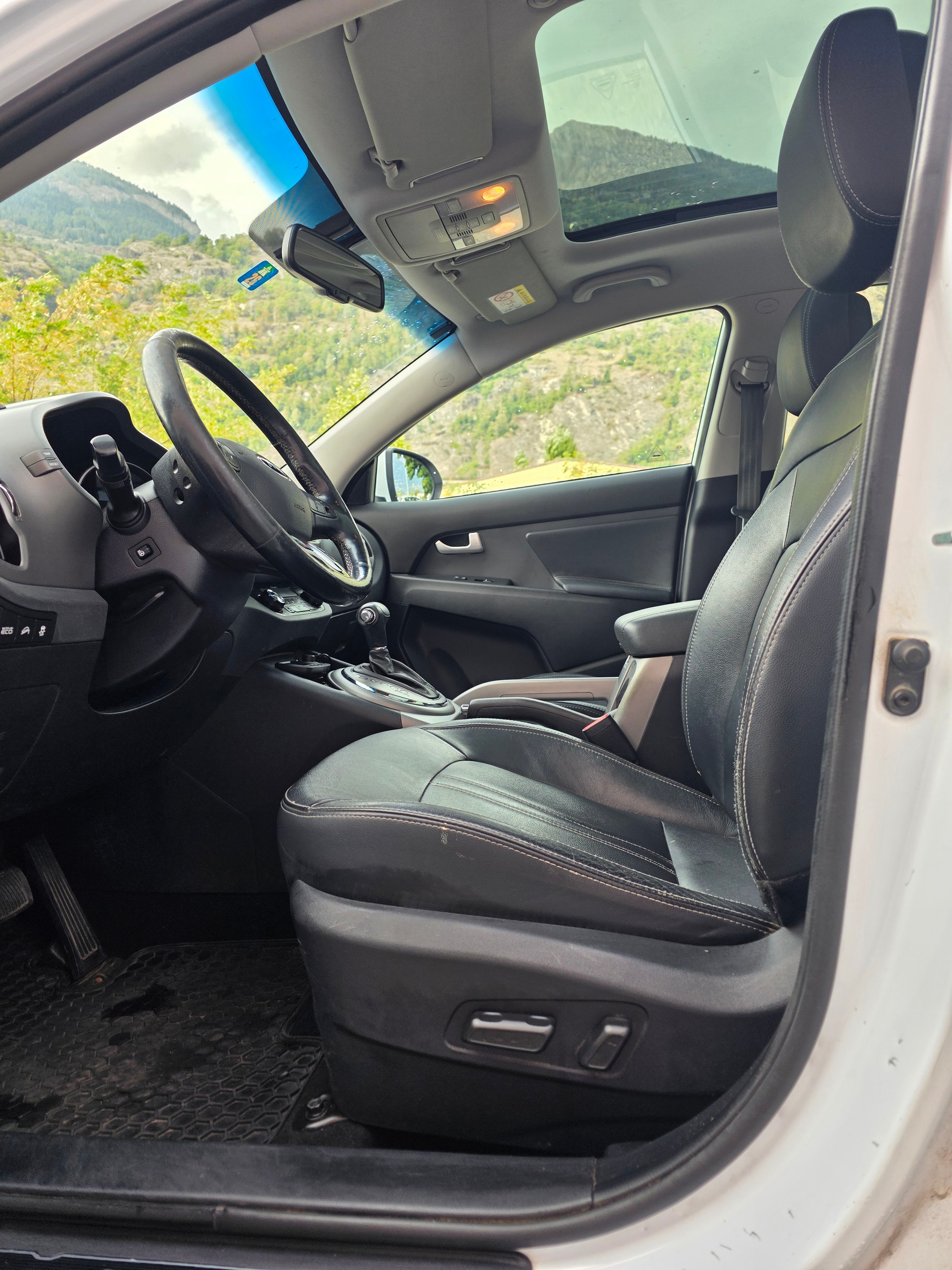 KIA Sportage 2.0 CRDi Style 4WD Automatic-image-11