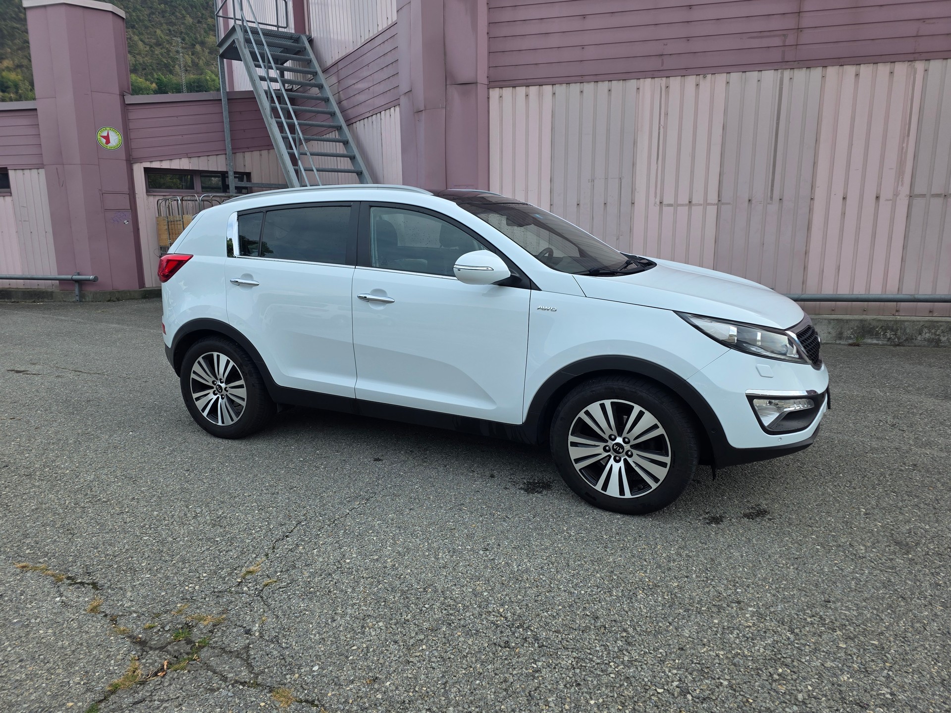 KIA Sportage 2.0 CRDi Style 4WD Automatic-image-4