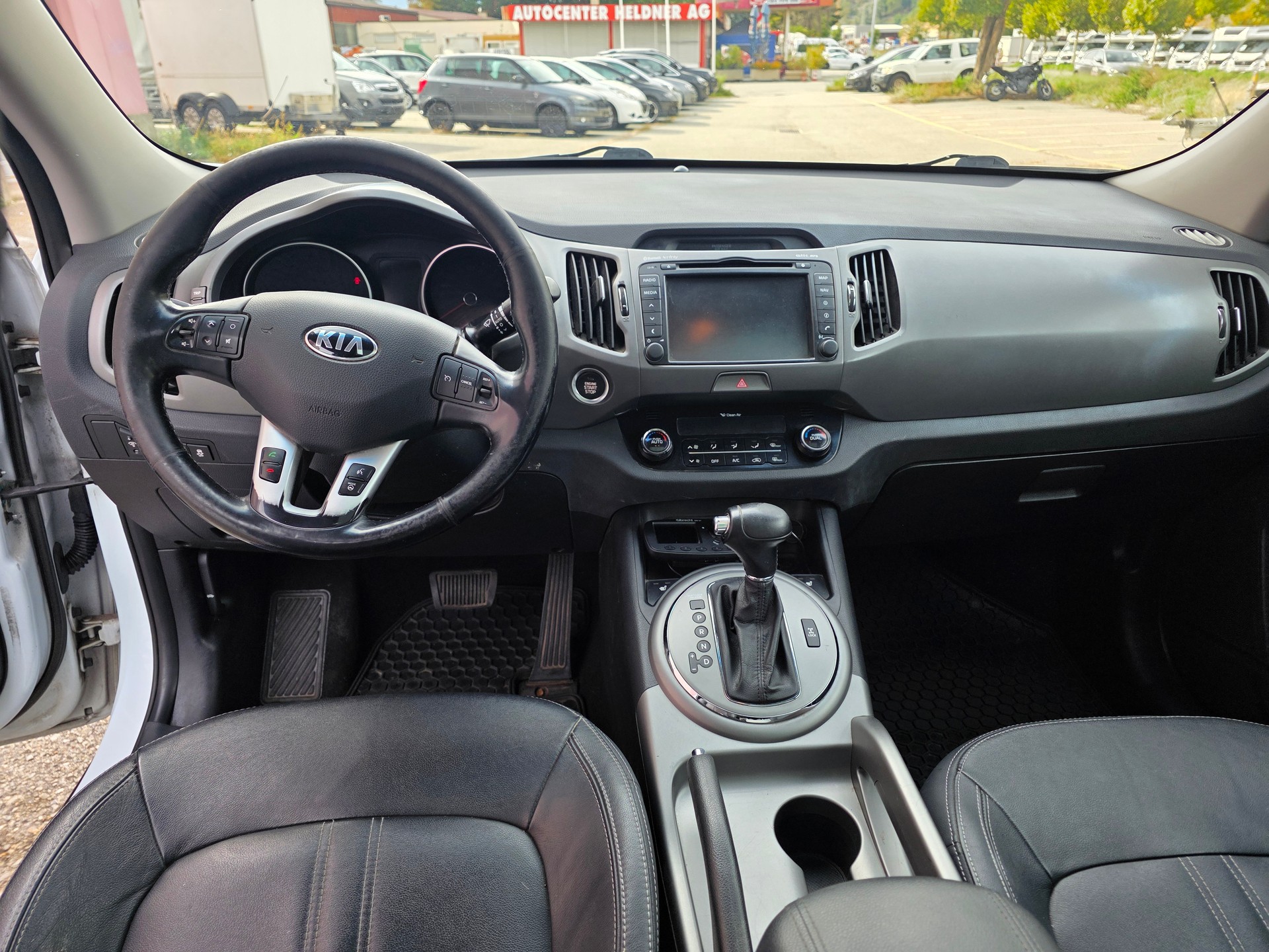 KIA Sportage 2.0 CRDi Style 4WD Automatic-image-13