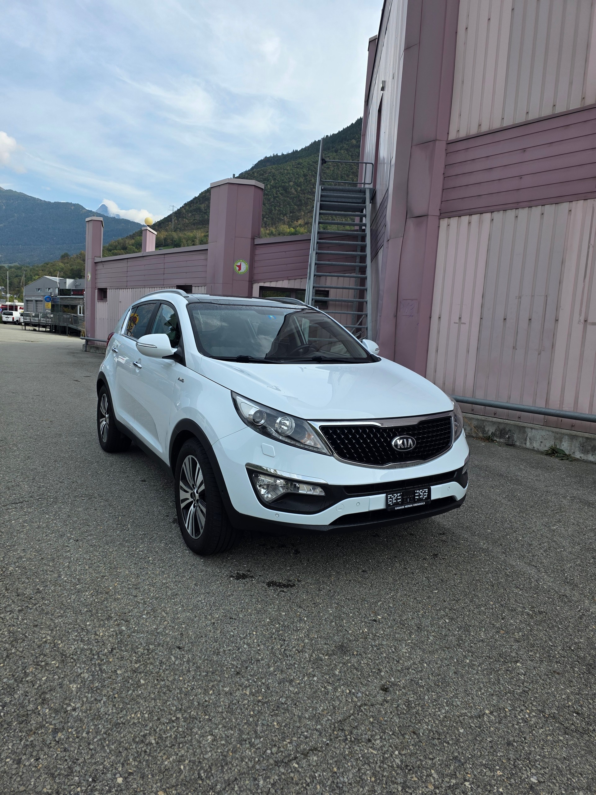 KIA Sportage 2.0 CRDi Style 4WD Automatic-image-2