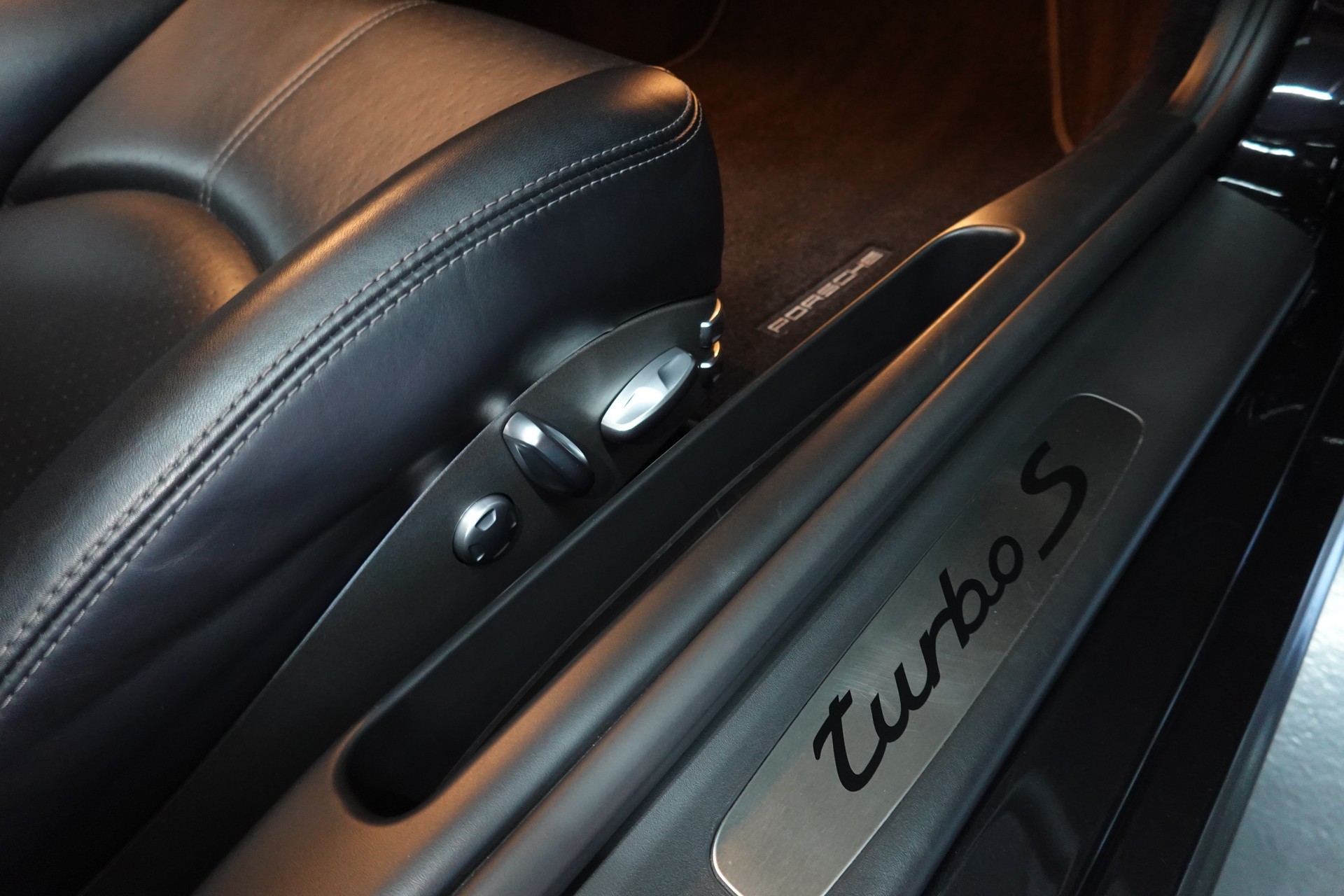 PORSCHE 911 TURBO S 997.2 PDK BLACK CH-FZ AKRAPOVIC KW-V3-image-48