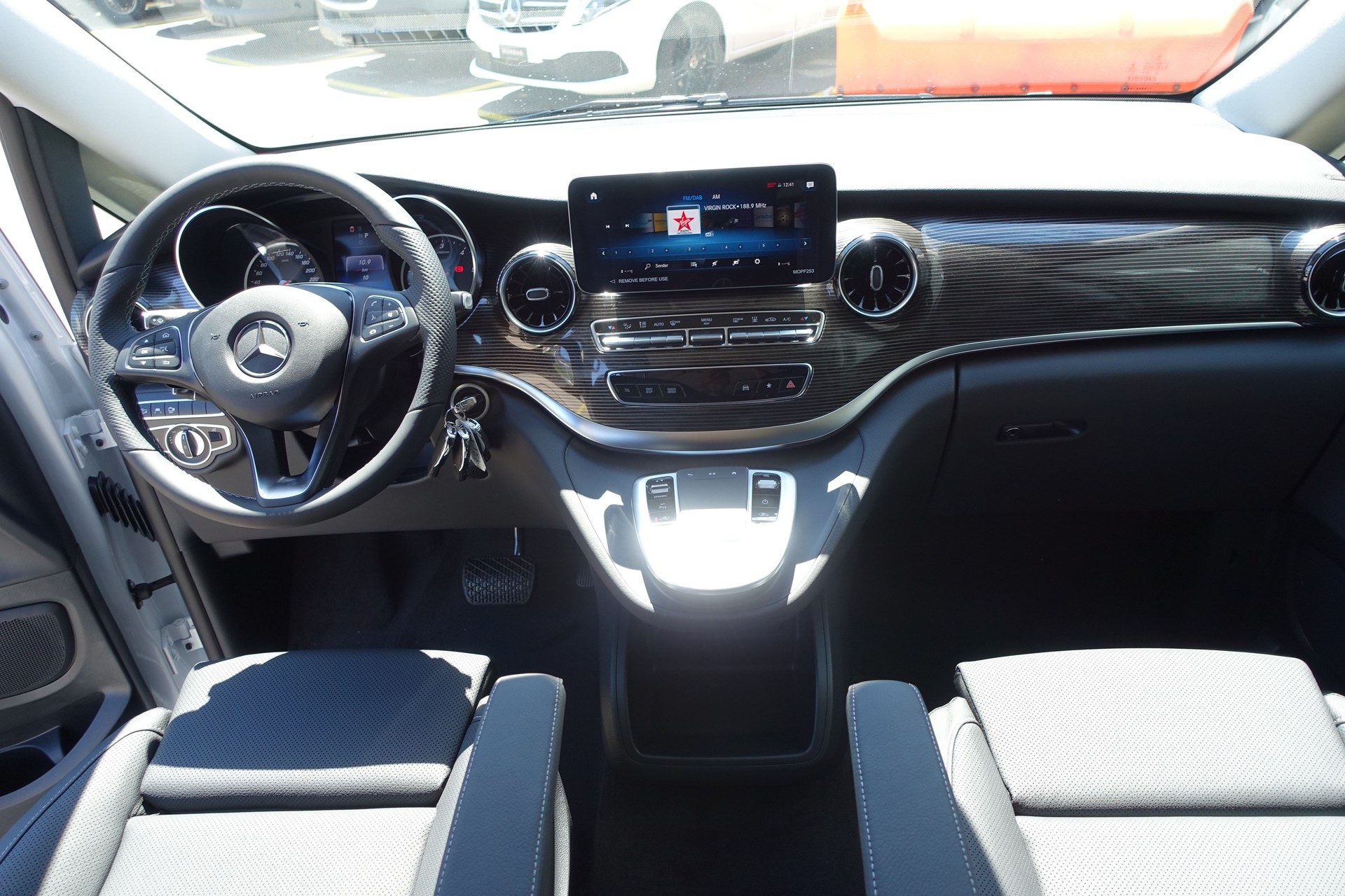 MERCEDES-BENZ V 300 d lang Avantgarde 4Matic 9G-Tronic-image-8