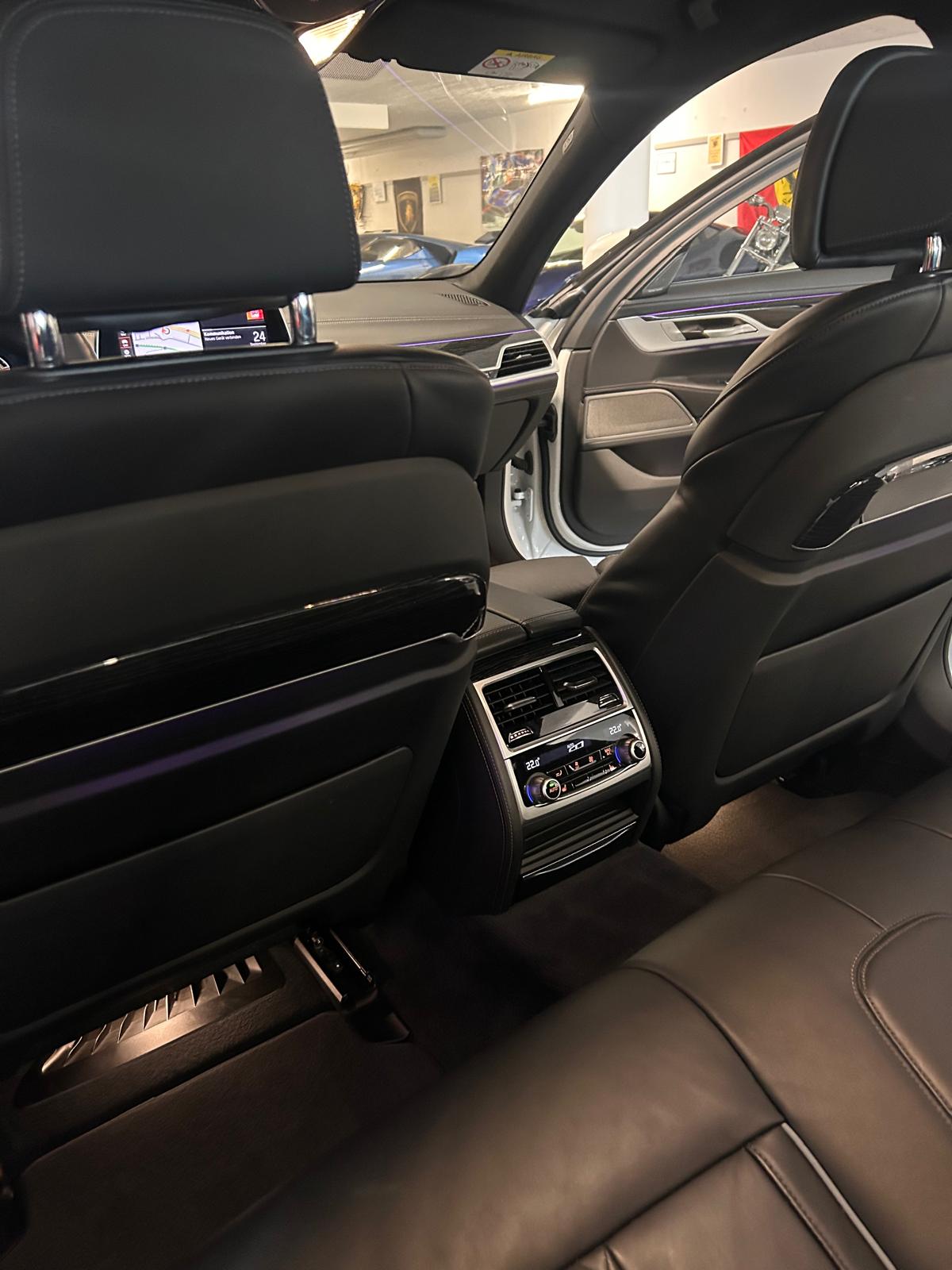 BMW 750i xDrive M Sport Steptronic-image-11