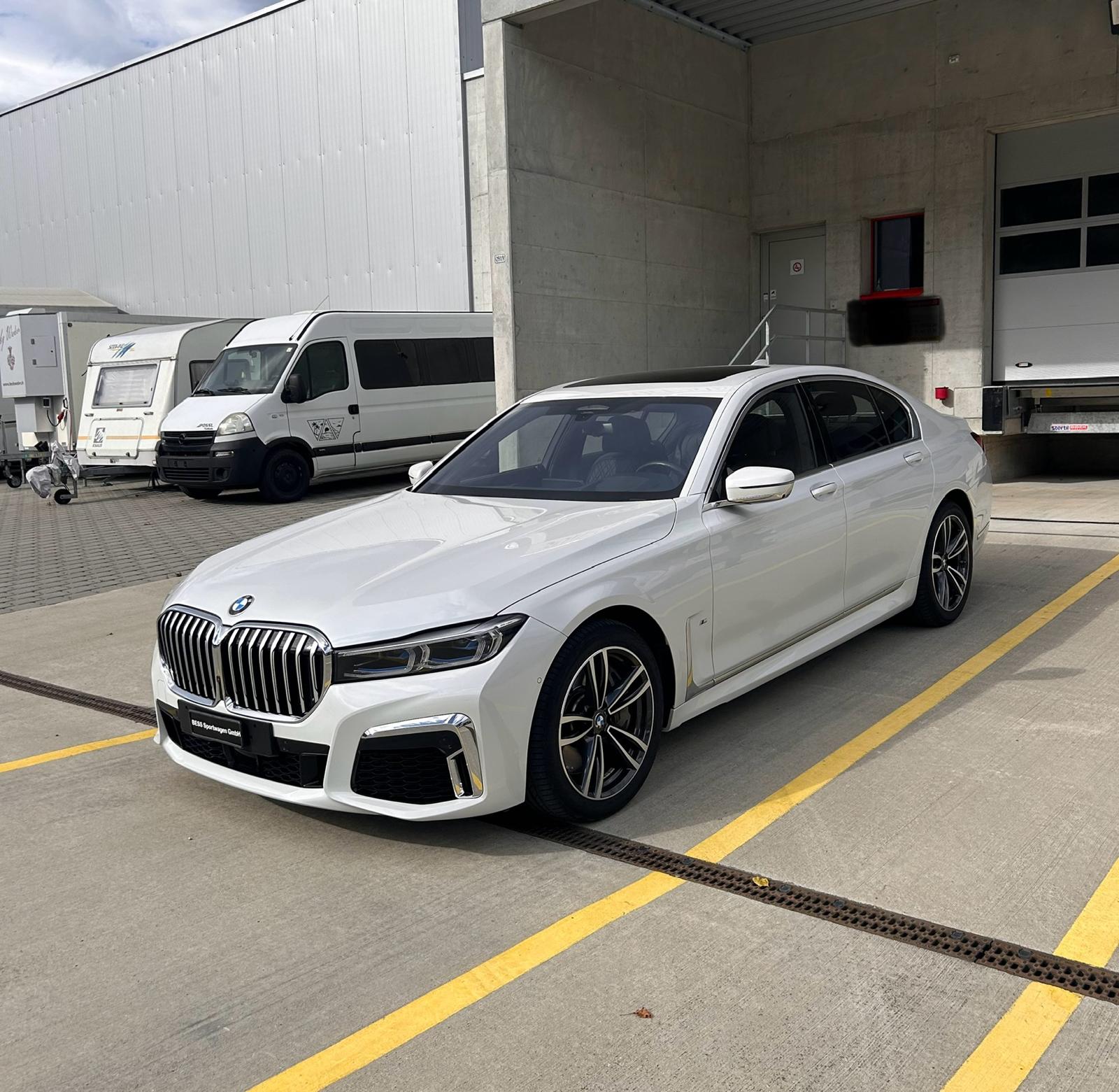 BMW 750i xDrive M Sport Steptronic-image-2