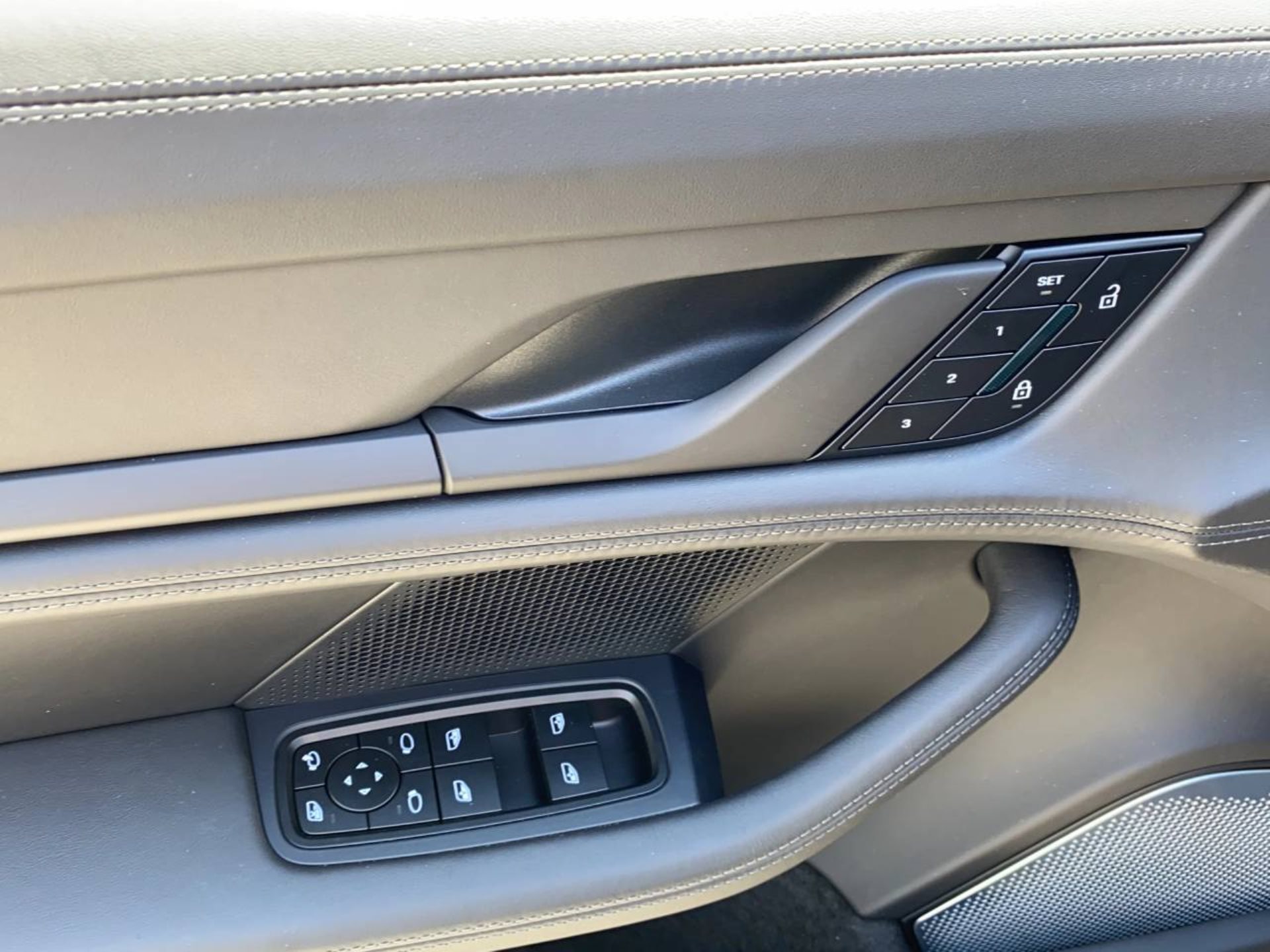PORSCHE Taycan 4S-image-19