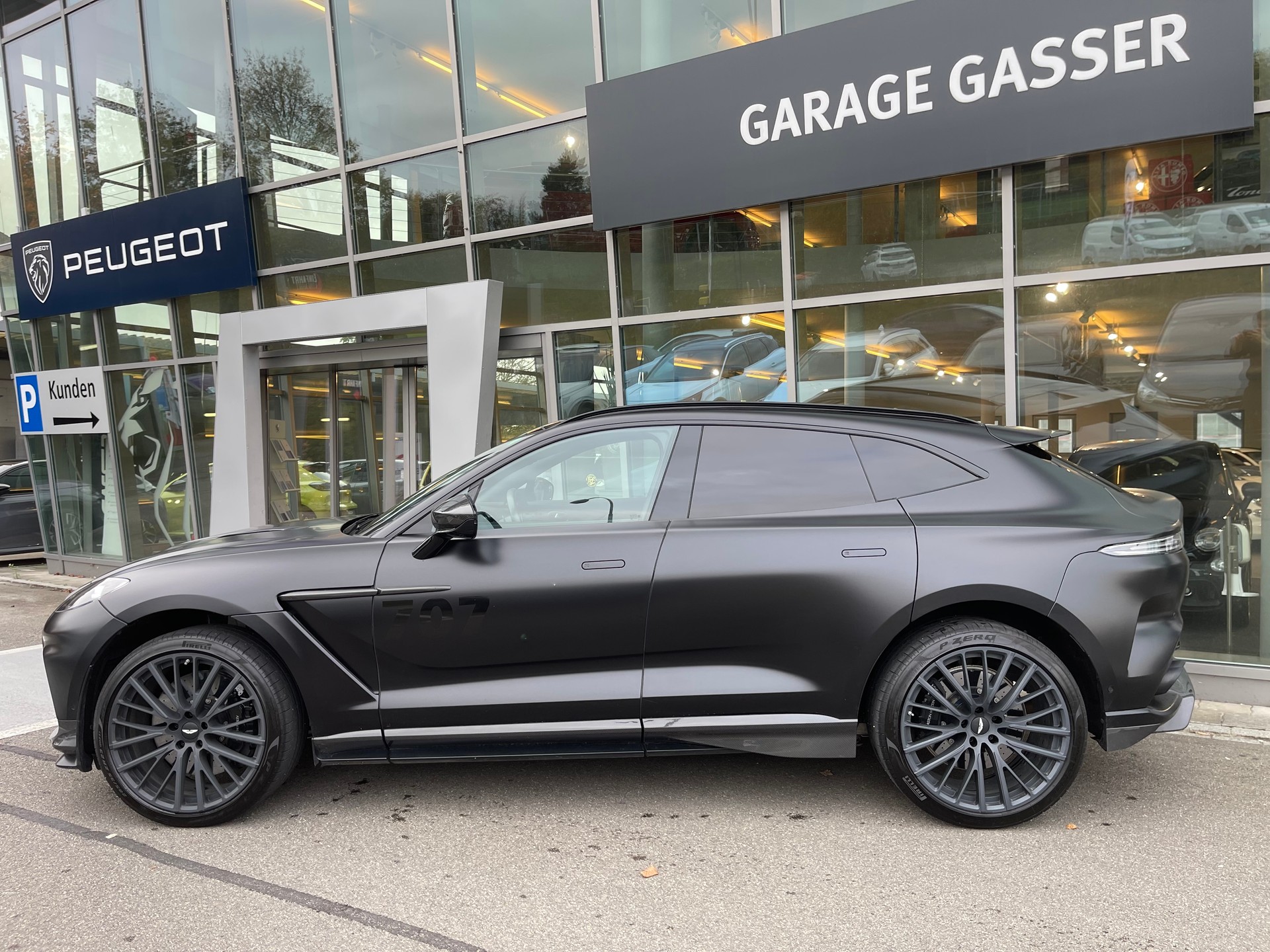 ASTON MARTIN DBX 4.0 707 V8 Bi-Turbo-image-2