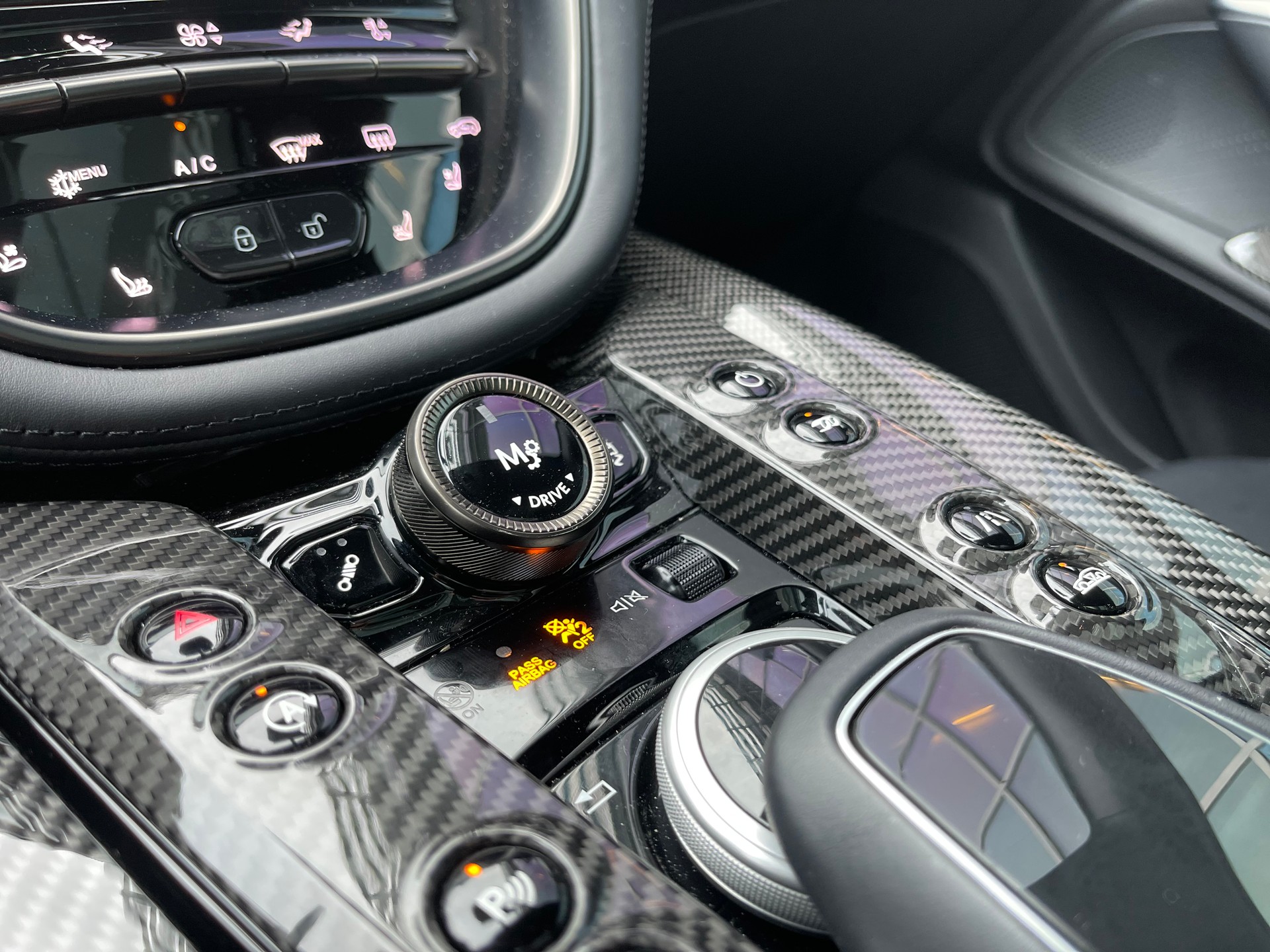 ASTON MARTIN DBX 4.0 707 V8 Bi-Turbo-image-10
