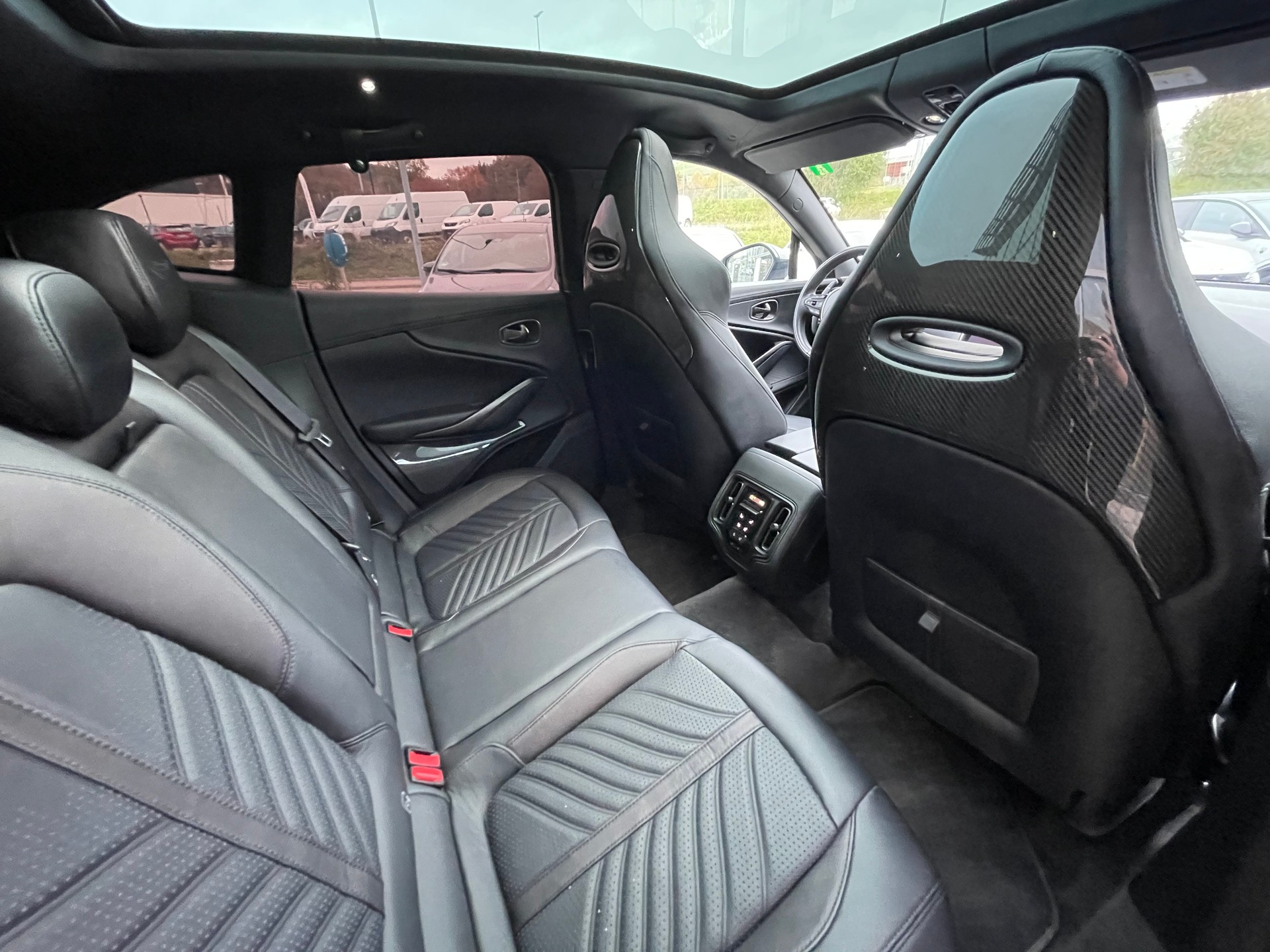 ASTON MARTIN DBX 4.0 707 V8 Bi-Turbo-image-11