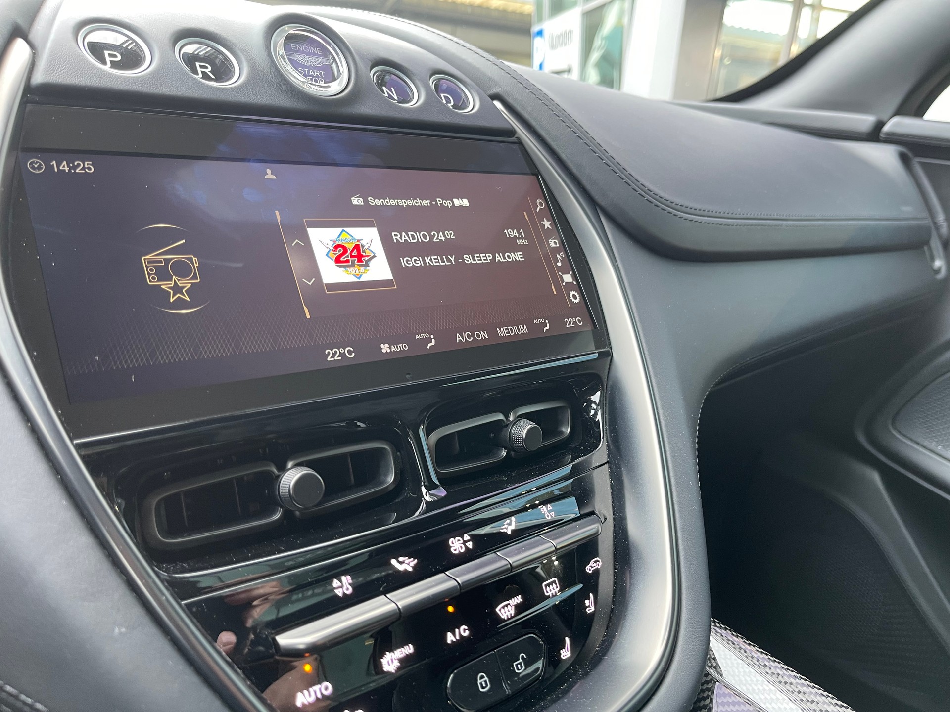ASTON MARTIN DBX 4.0 707 V8 Bi-Turbo-image-9