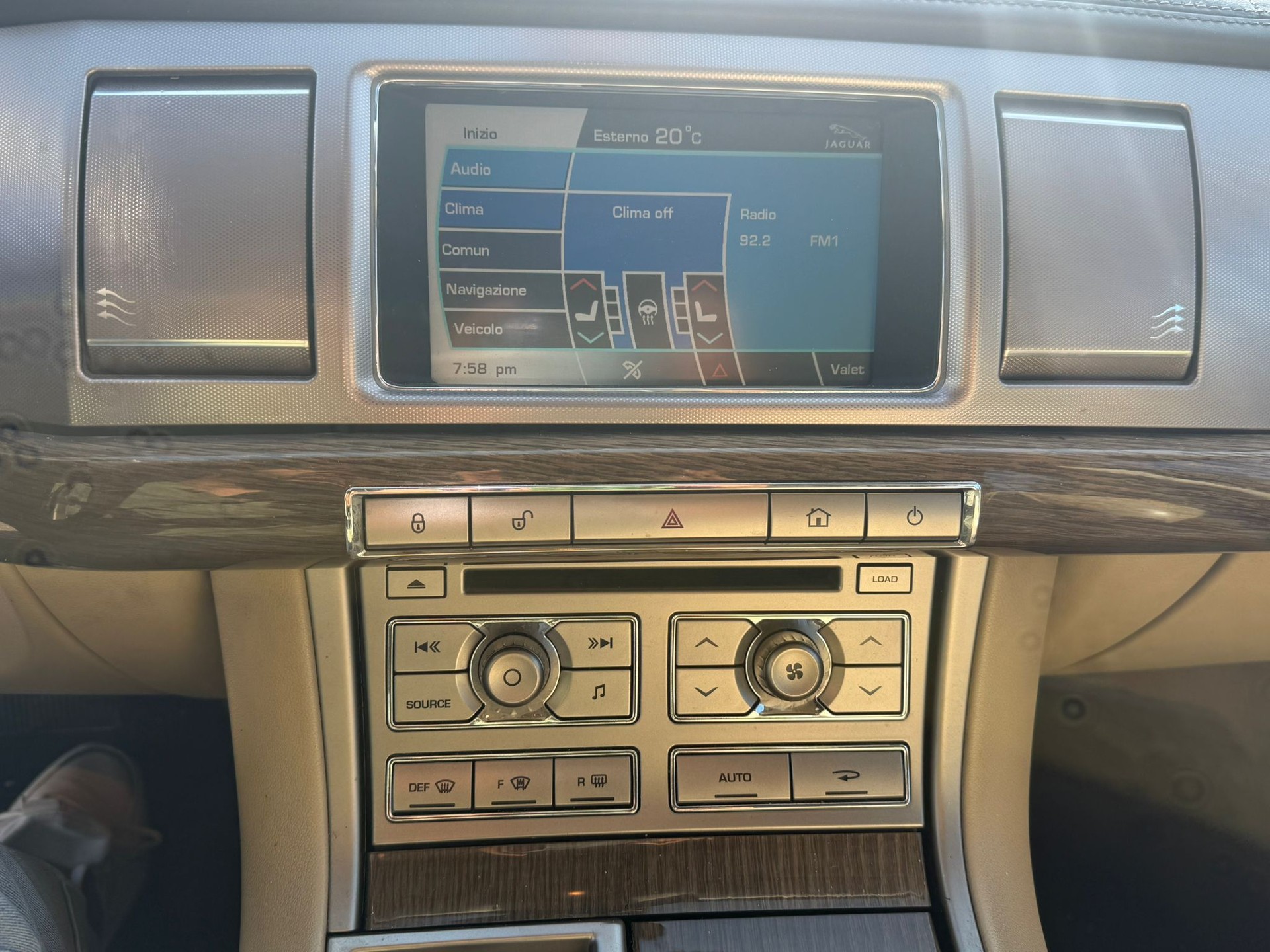 JAGUAR XF 2.7d V6 Luxury-image-12