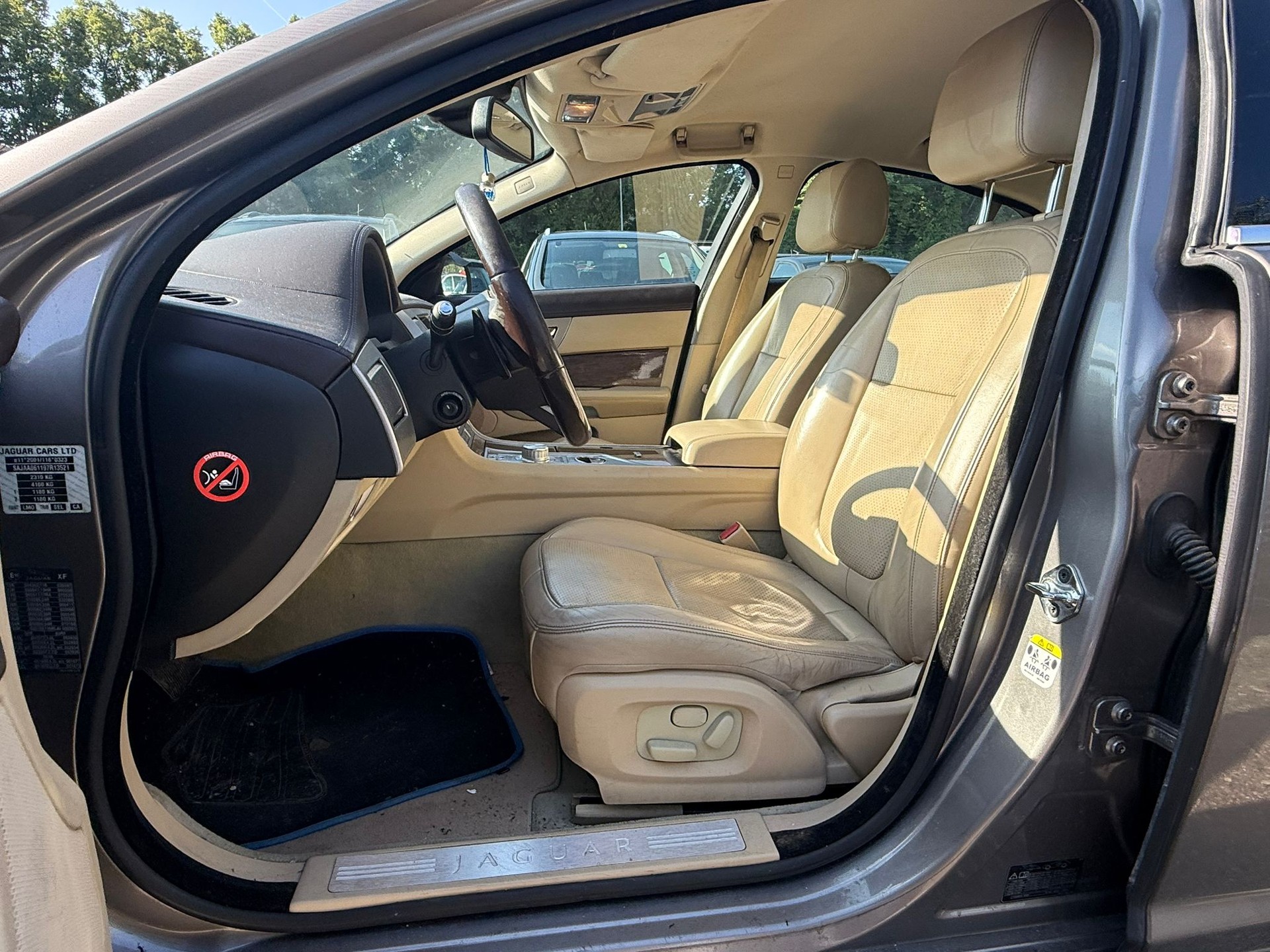 JAGUAR XF 2.7d V6 Luxury-image-10