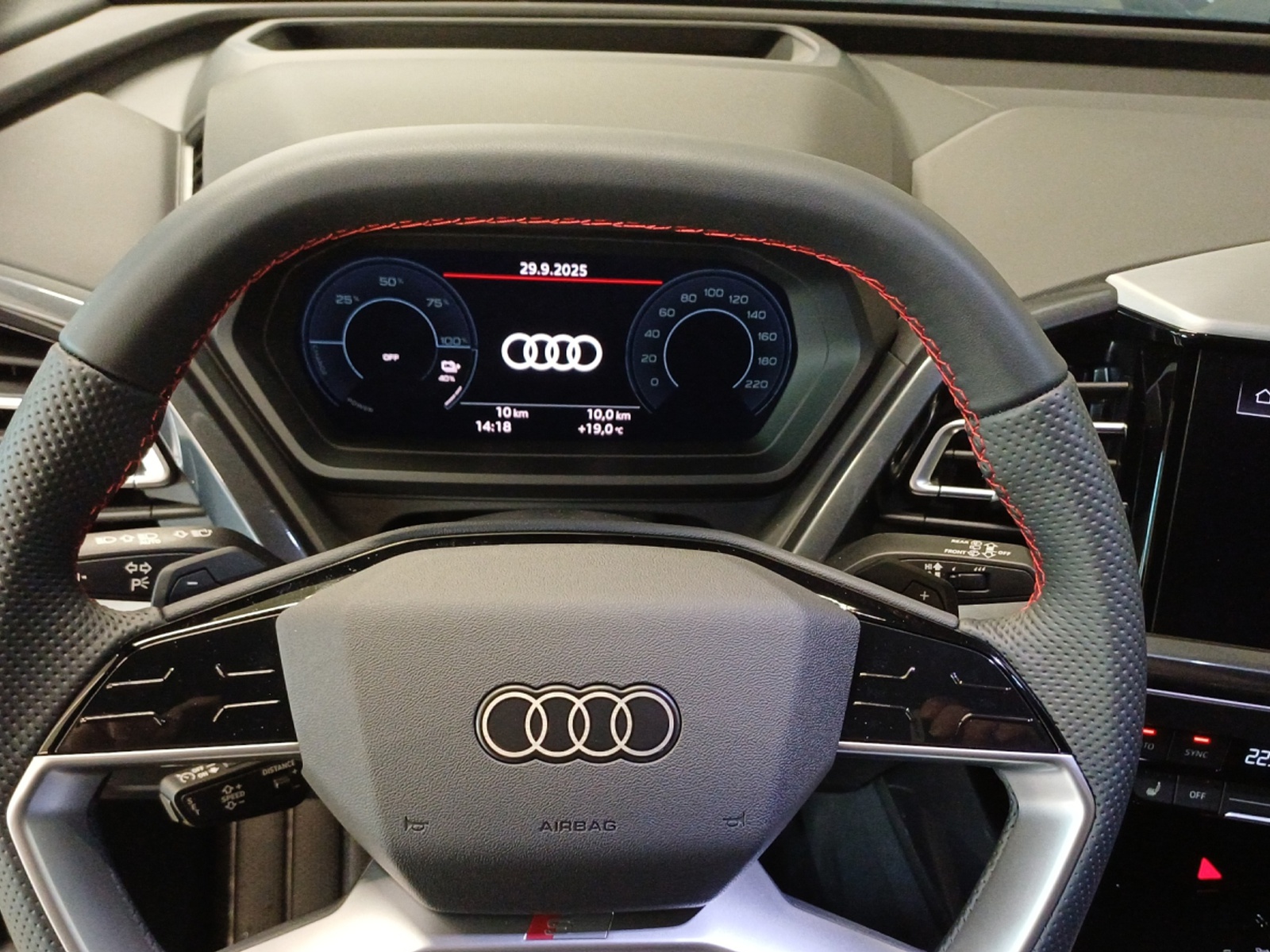 AUDI Q4 e-tron 45 Edition Swiss Ski quattro-image-9