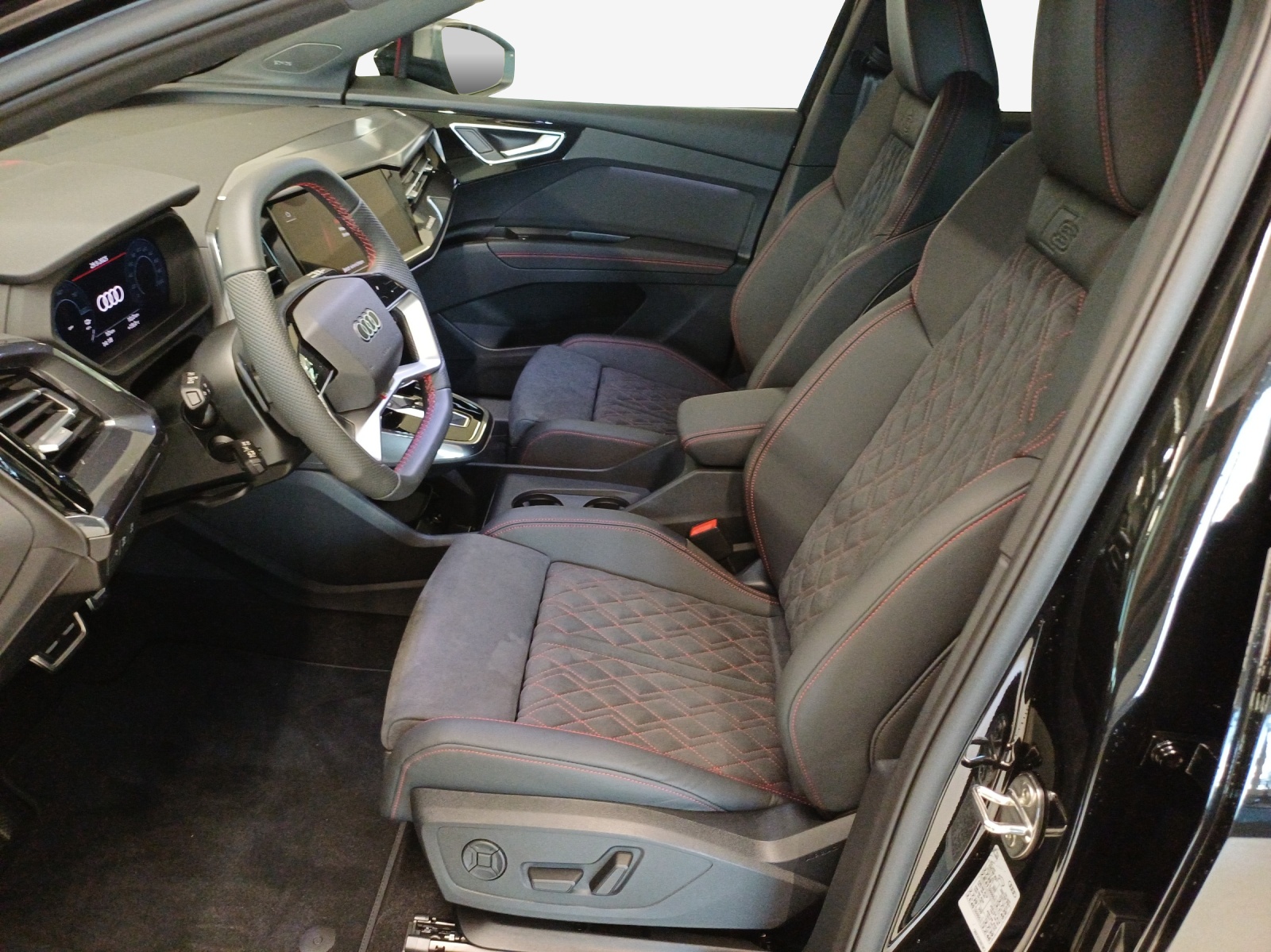 AUDI Q4 e-tron 45 Edition Swiss Ski quattro-image-7