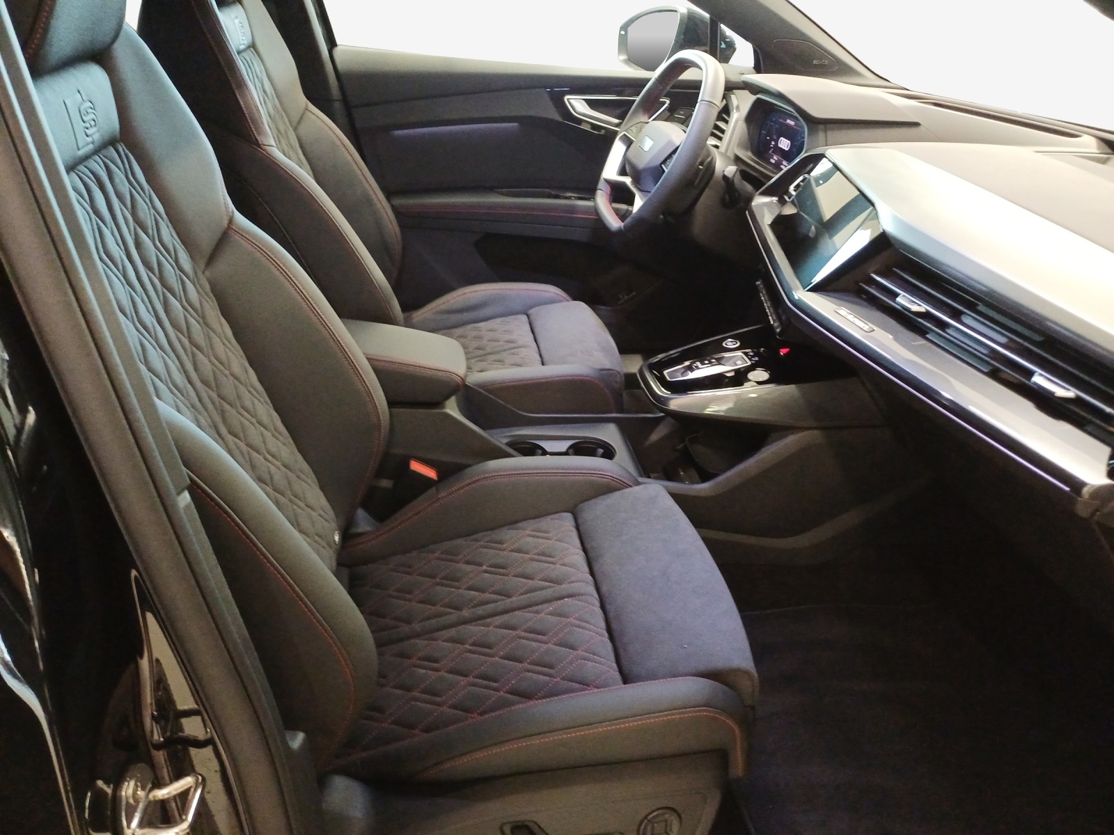 AUDI Q4 e-tron 45 Edition Swiss Ski quattro-image-15