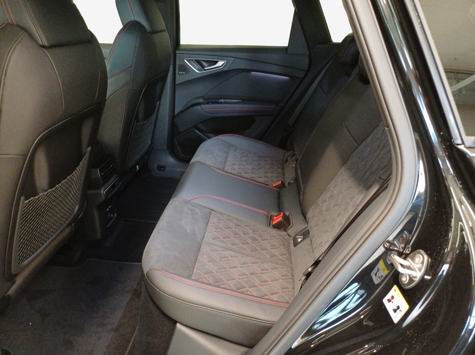 AUDI Q4 e-tron 45 Edition Swiss Ski quattro-image-11