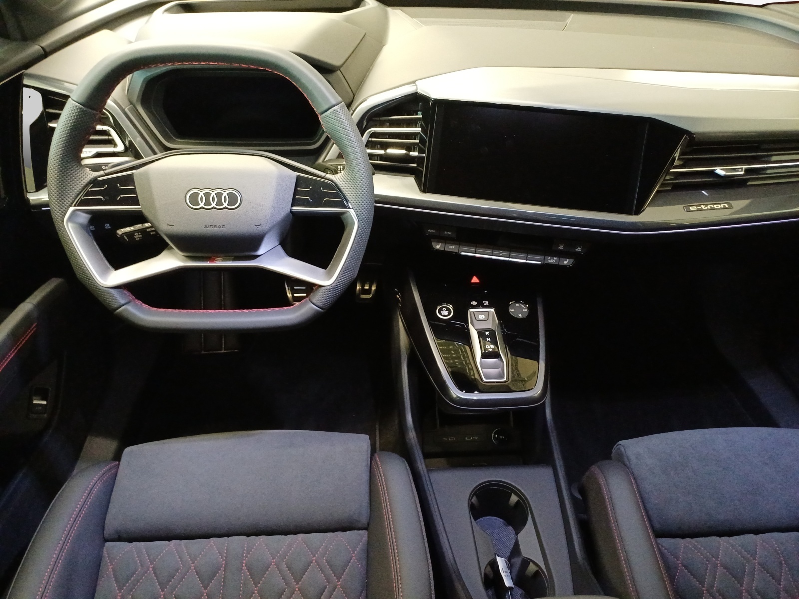 AUDI Q4 e-tron 45 Edition Swiss Ski quattro-image-8
