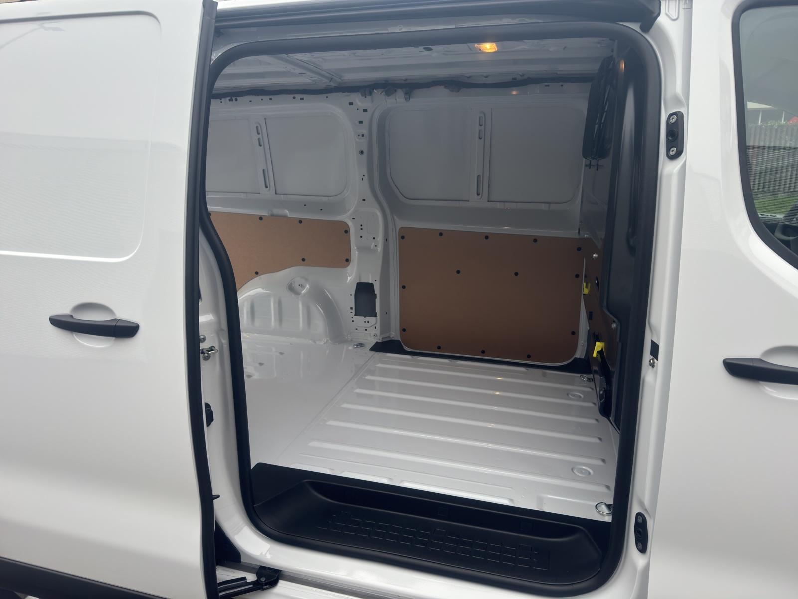TOYOTA PROACE Van L2 2.0 D Advanced-image-9