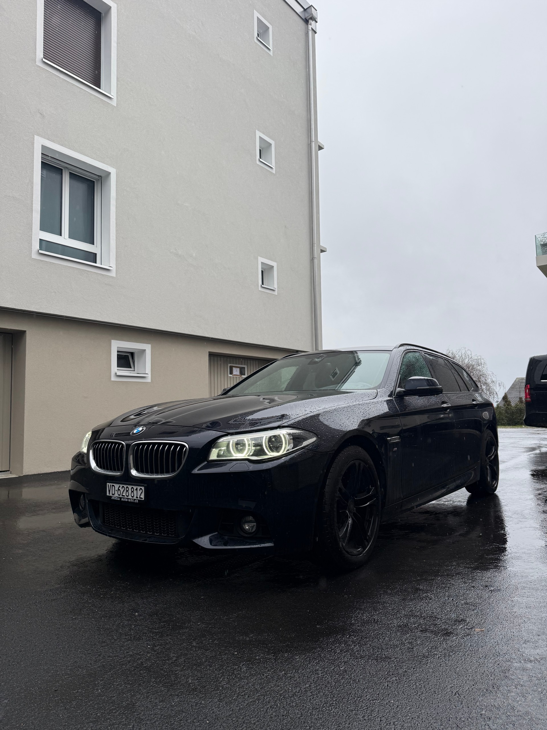 BMW 520d Touring xDrive Luxury Line Steptronic-image-0