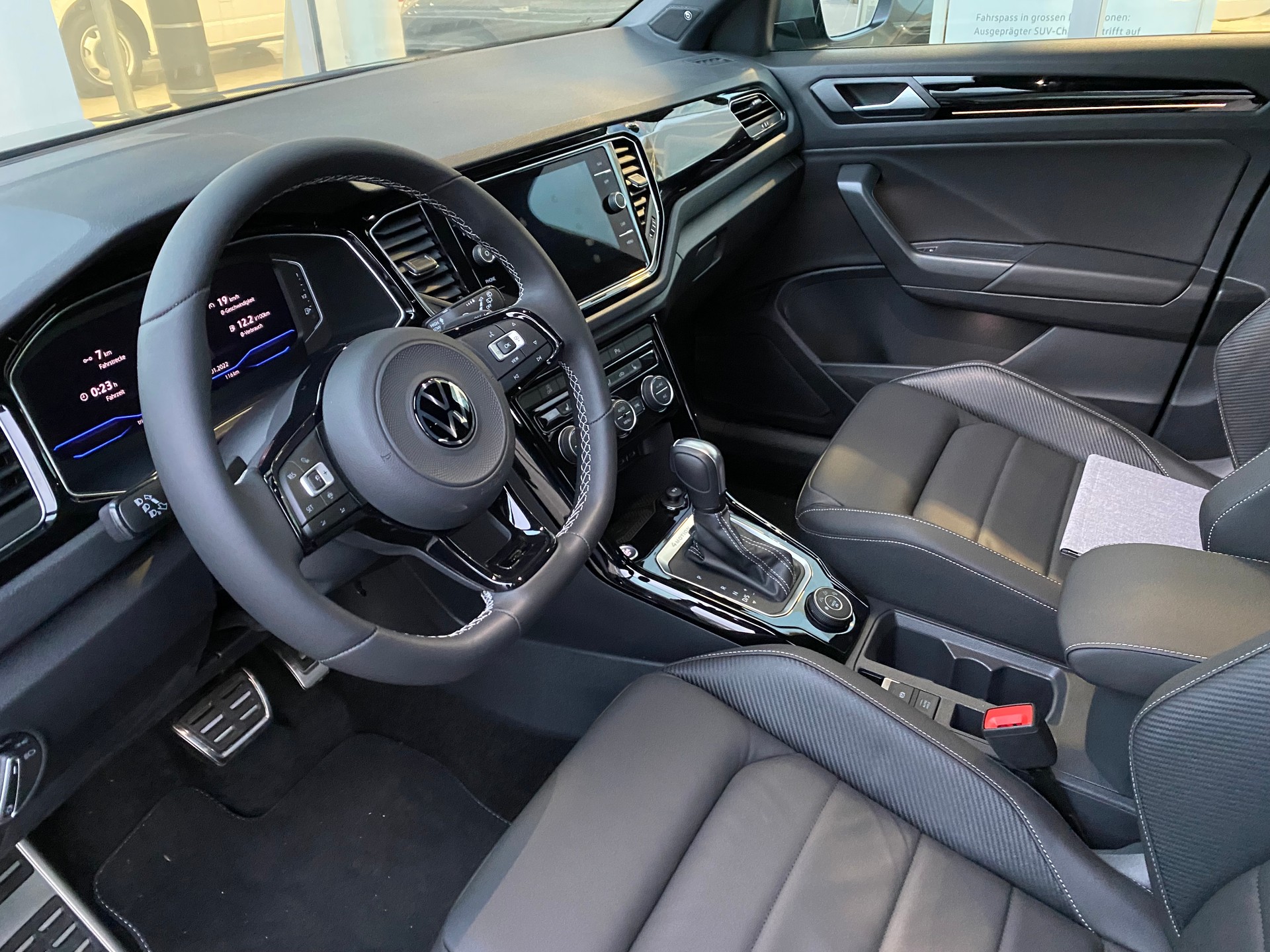 VW T-Roc 2.0 TSI R DSG 4Motion-image-2