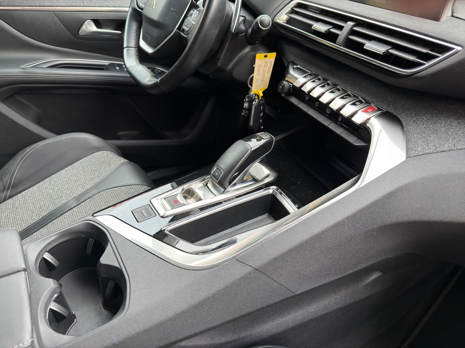 PEUGEOT 5008 1.5 BlueHDi Allure EAT-image-15