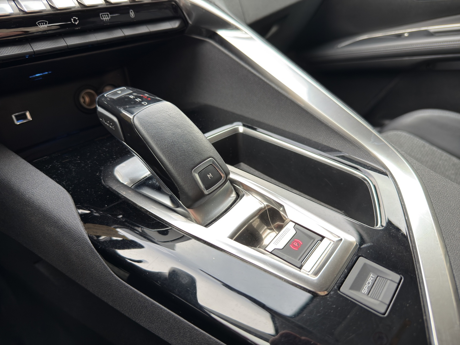 PEUGEOT 5008 1.5 BlueHDi Allure EAT-image-13