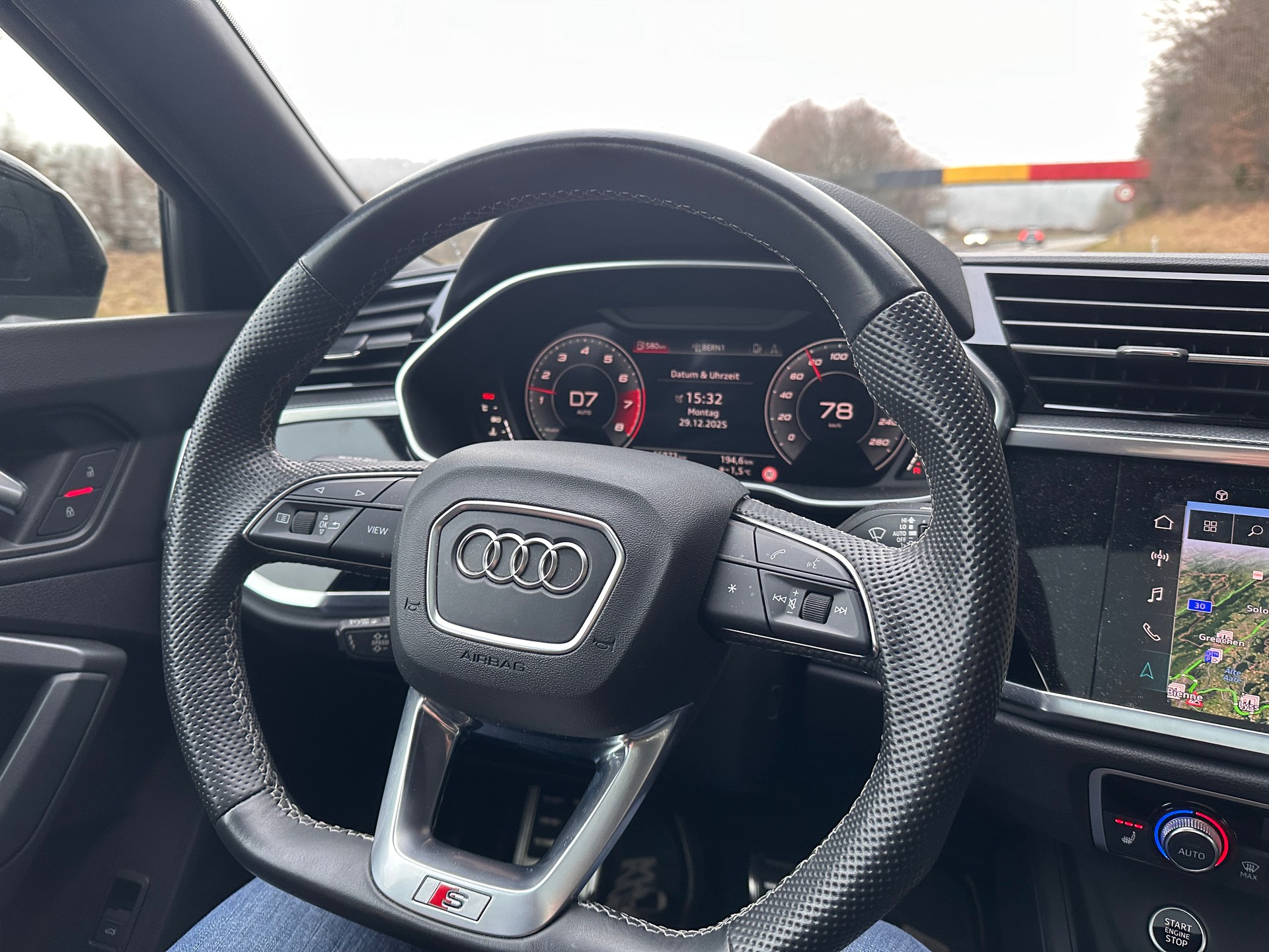 AUDI Q3 Sportback 45 TFSI S line quattro S-tronic-image-2