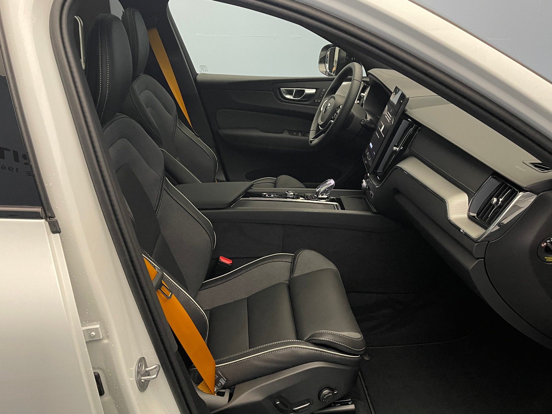VOLVO XC60 2.0 T8 TE Polestar eAWD-image-9