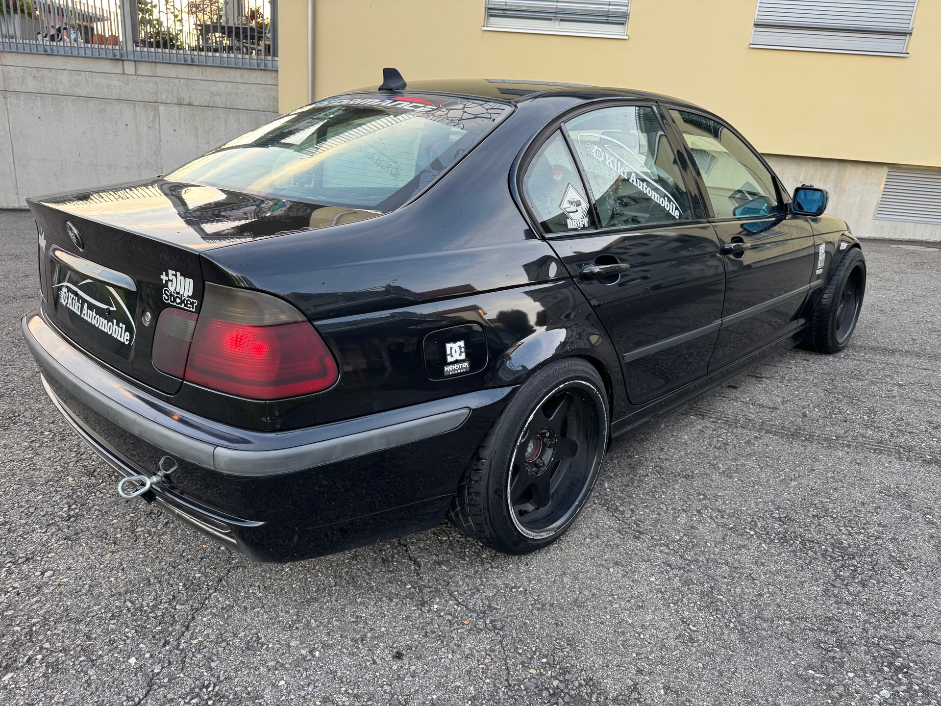BMW 330i-image-2