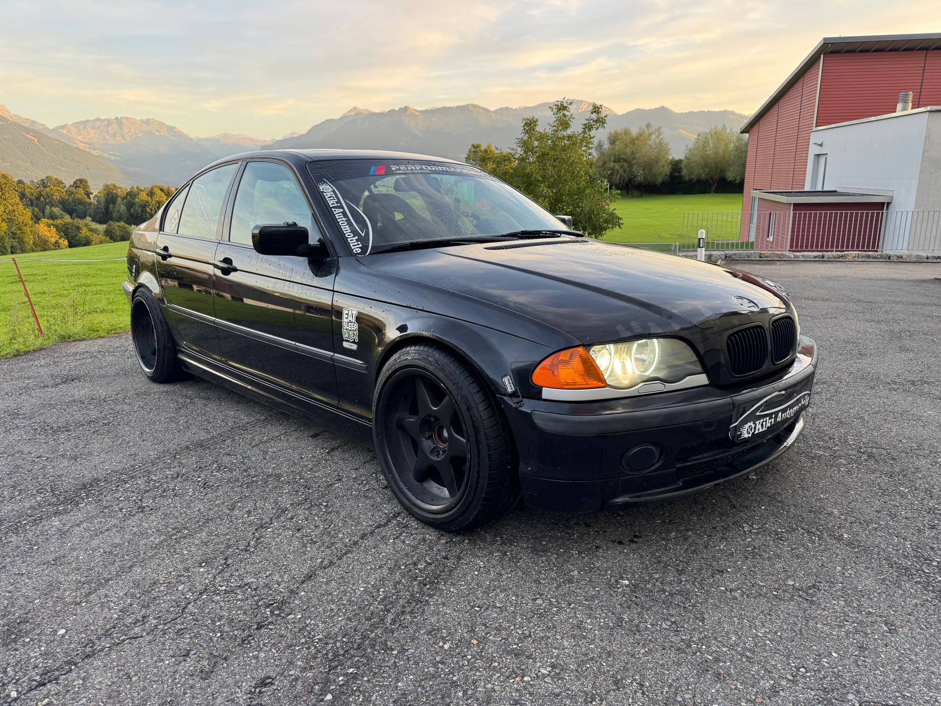 BMW 330i-image-1