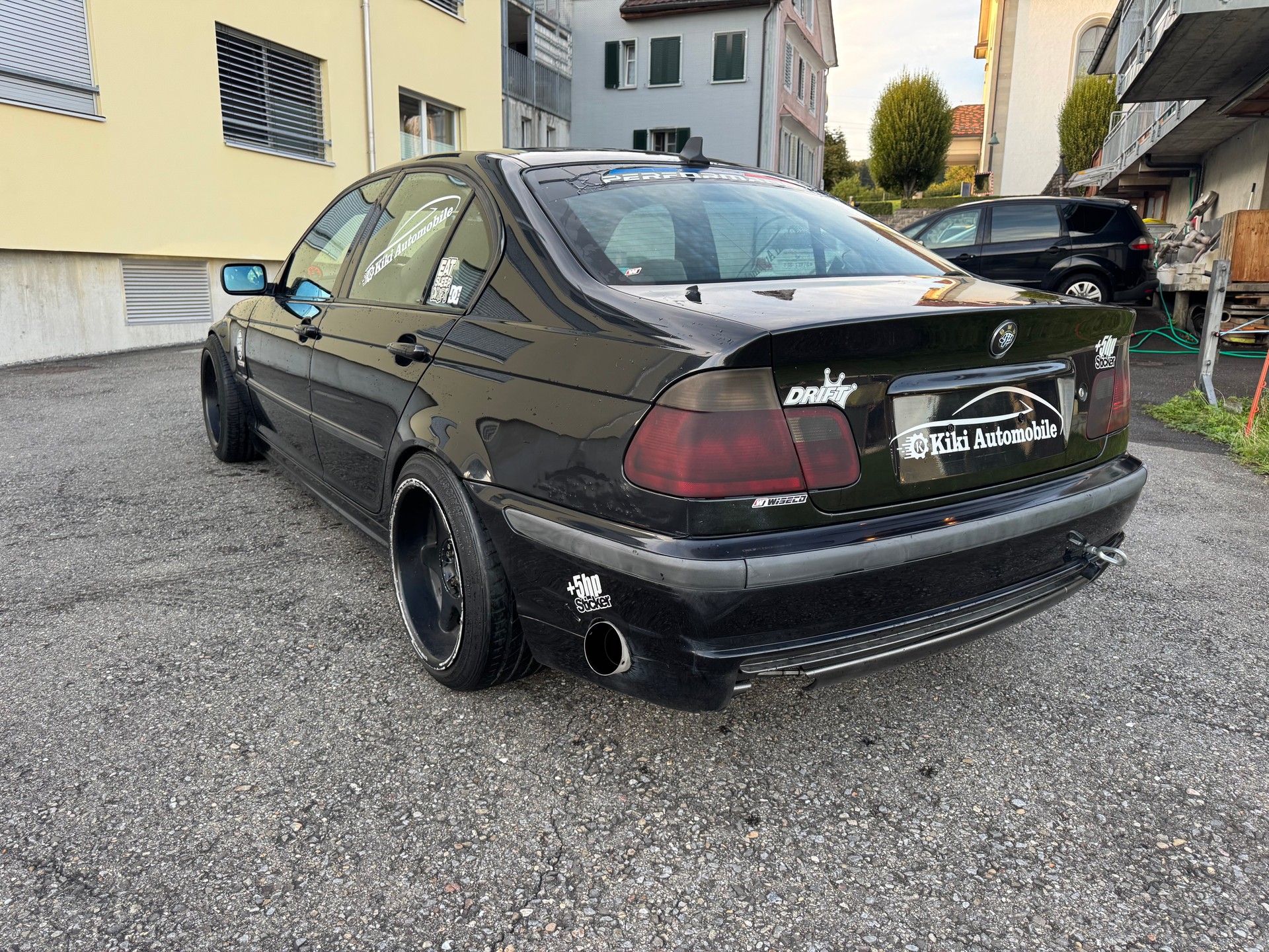 BMW 330i-image-3