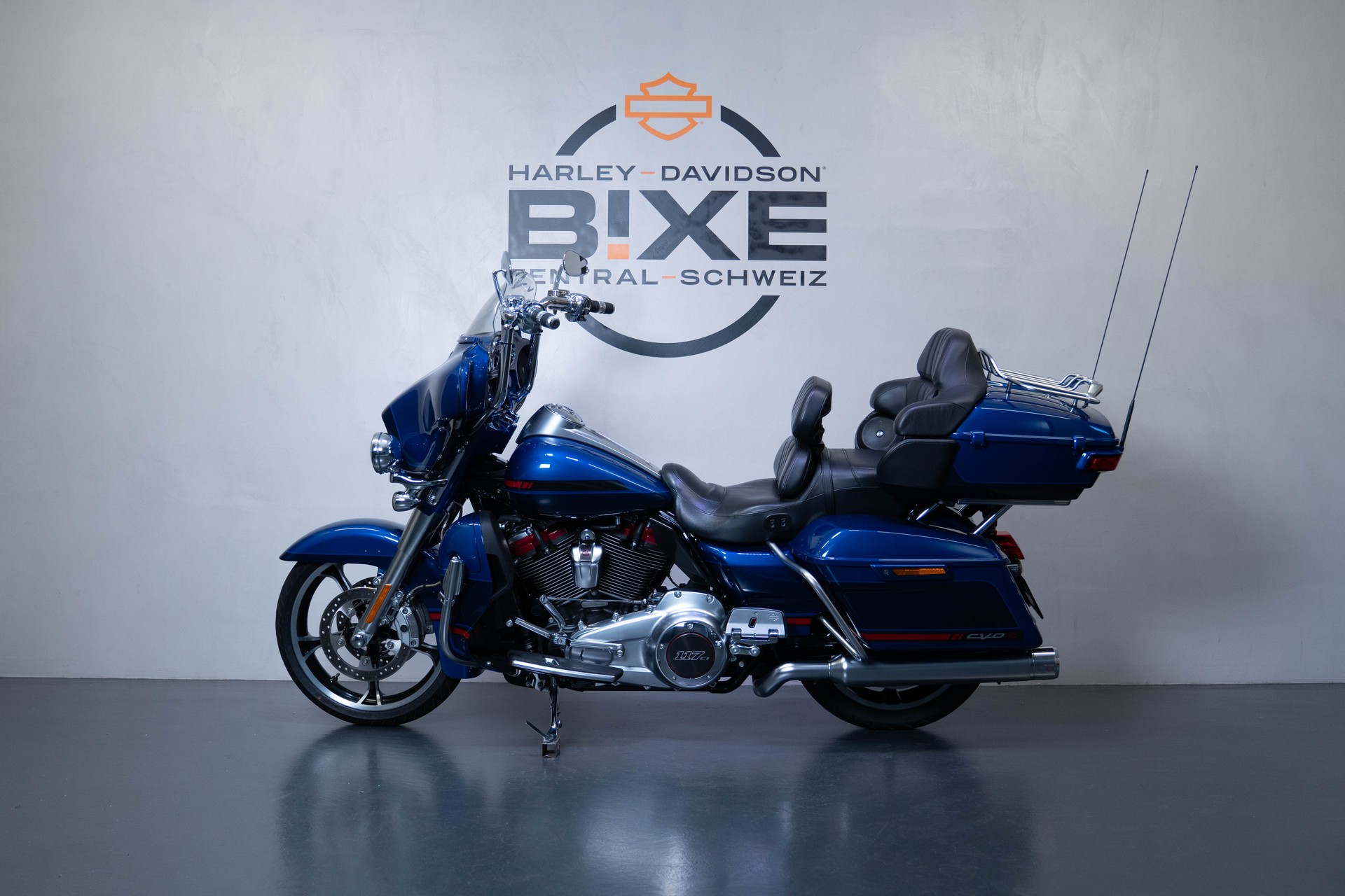 HARLEY-DAVIDSON FLHTKSE Electra Glide Ultra Limited 117 CVO-showroom-element-1