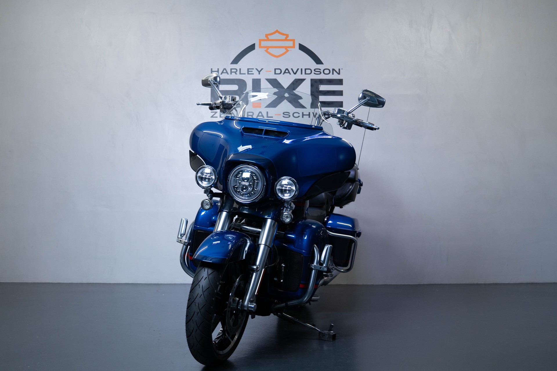 HARLEY-DAVIDSON FLHTKSE Electra Glide Ultra Limited 117 CVO-showroom-element-2