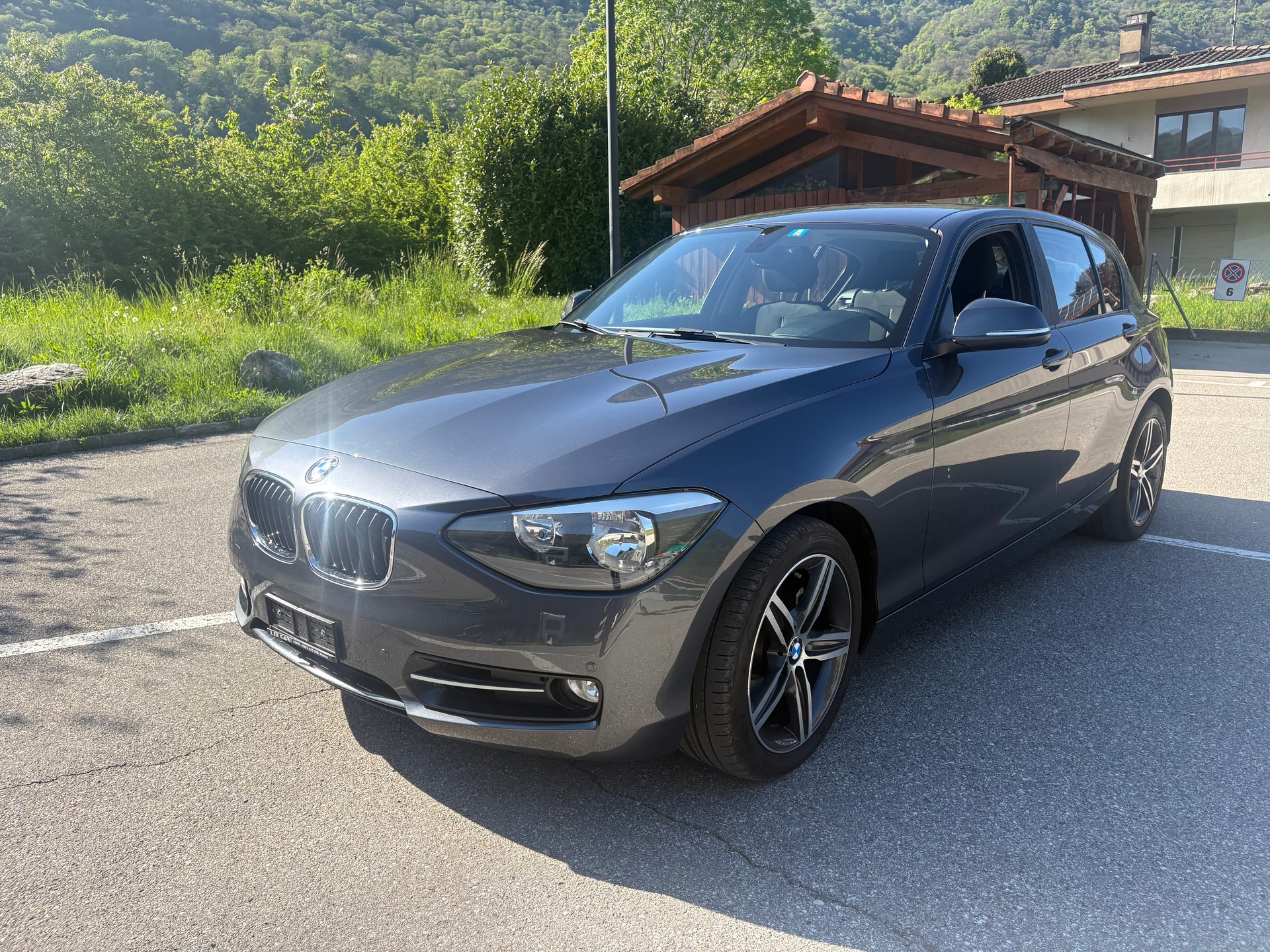 BMW 118i Sport Line-image-0