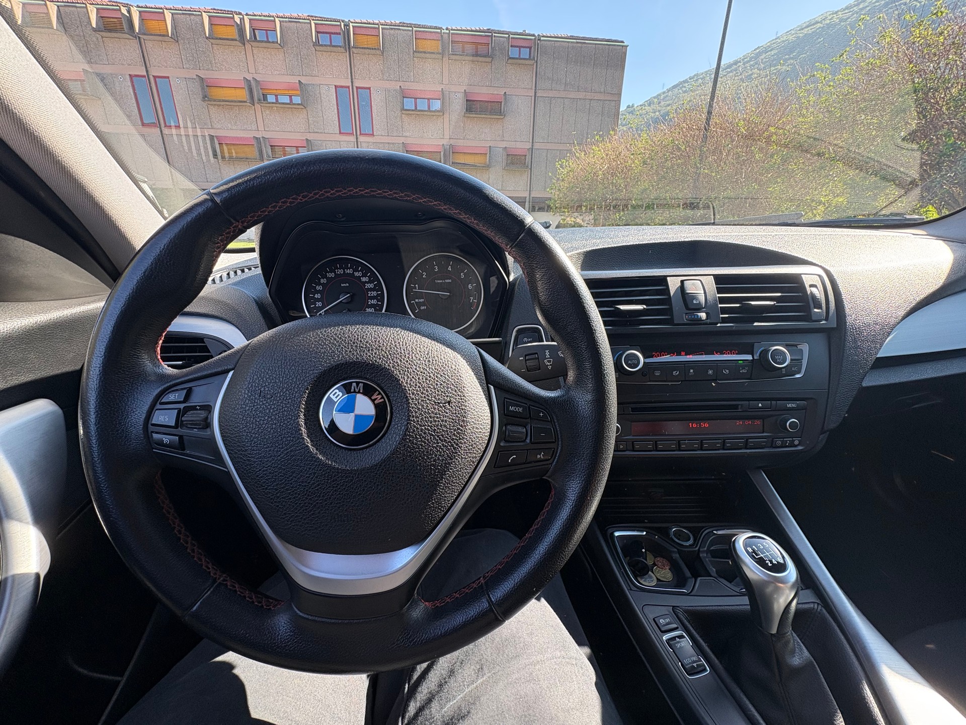 BMW 118i Sport Line-image-9
