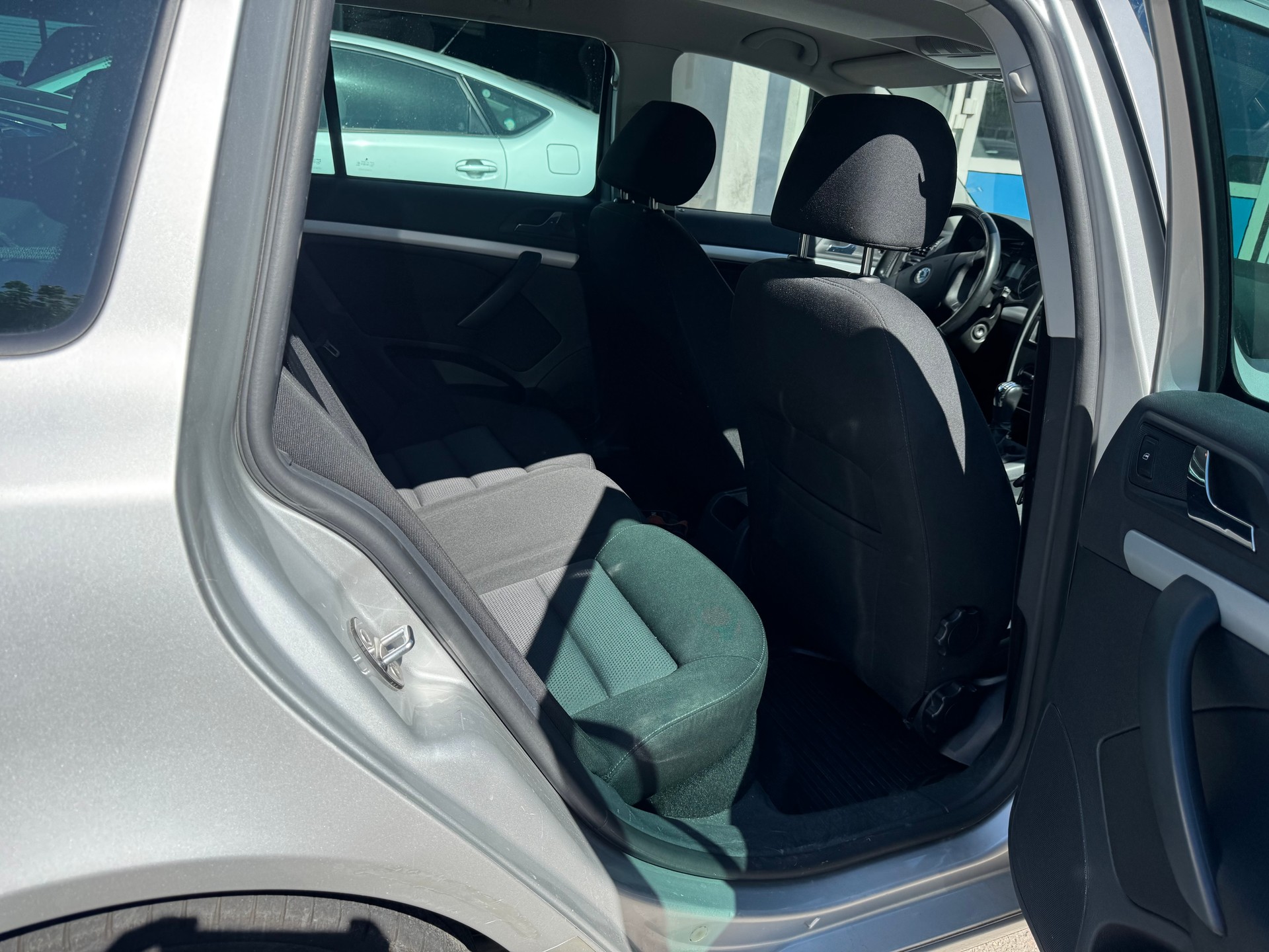 SKODA Octavia 2.0 TDI Ambiente-image-8